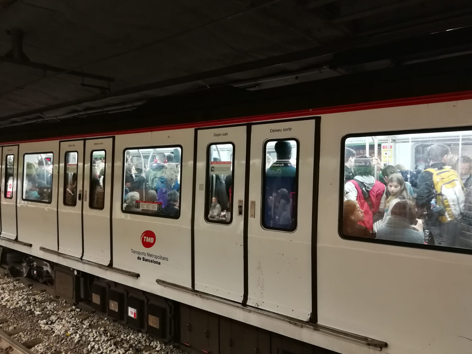 Aglomeracions al metro en una nova jornada de vaga