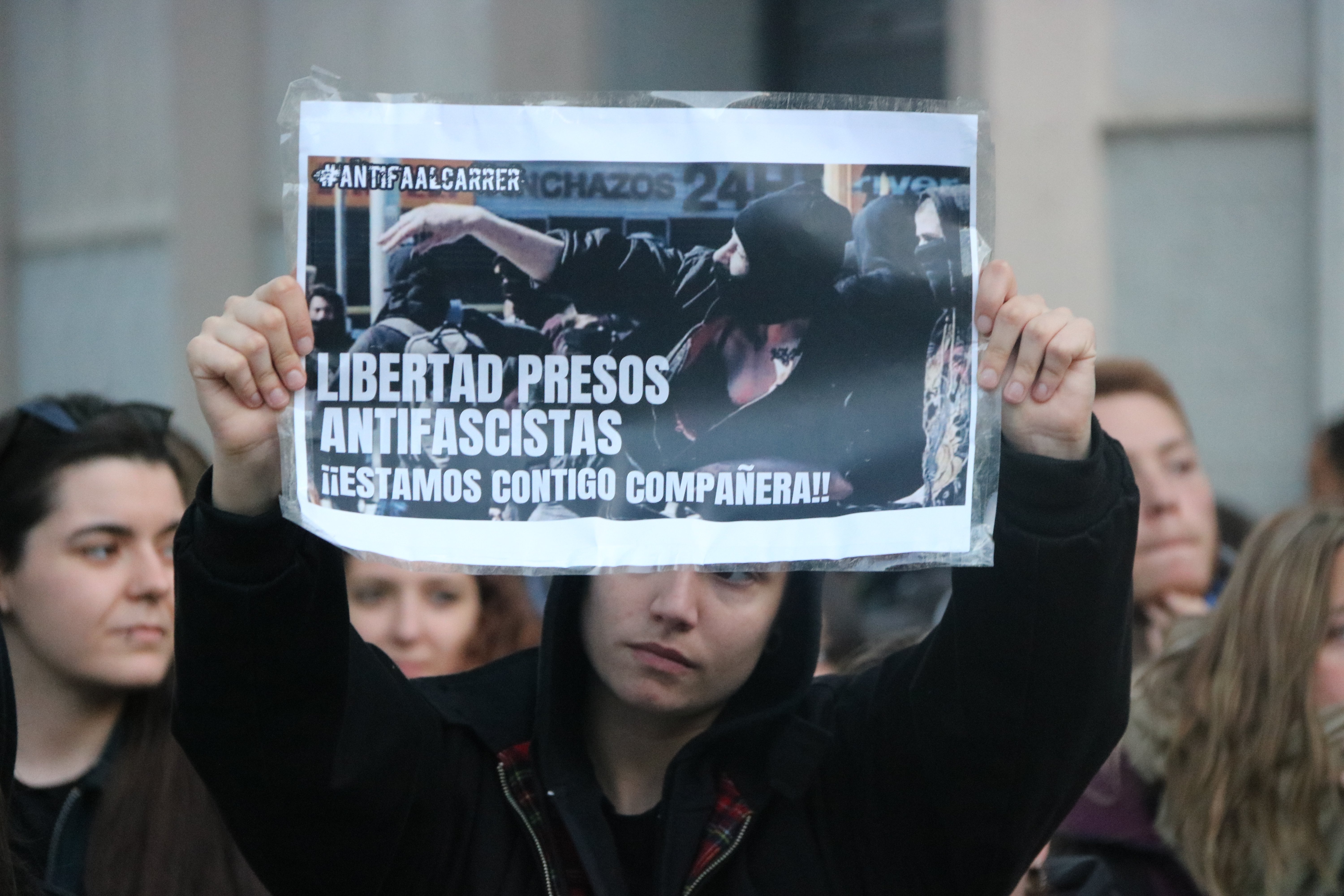 En llibertat la jove antifeixista detinguda durant la manifestació de Vox