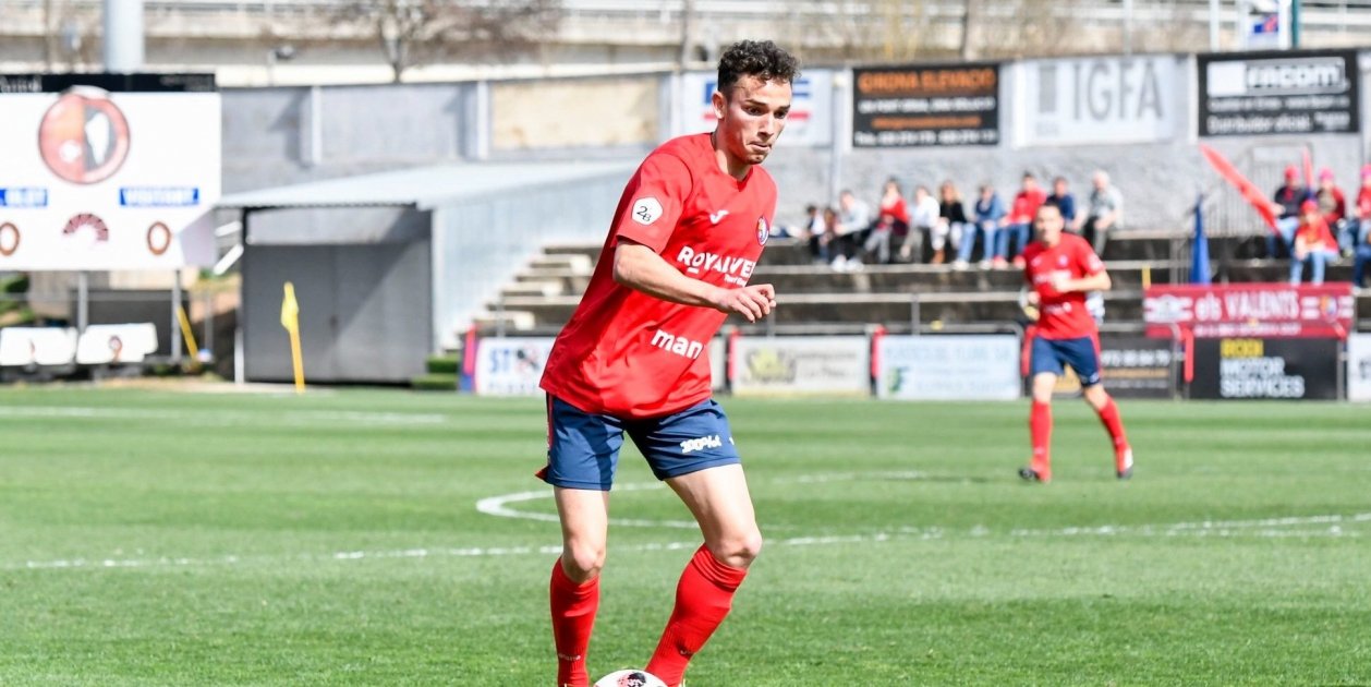 El futbolista de l'Olot Alfredo Gutiérrez, una perla que fa els gols per l'escaire