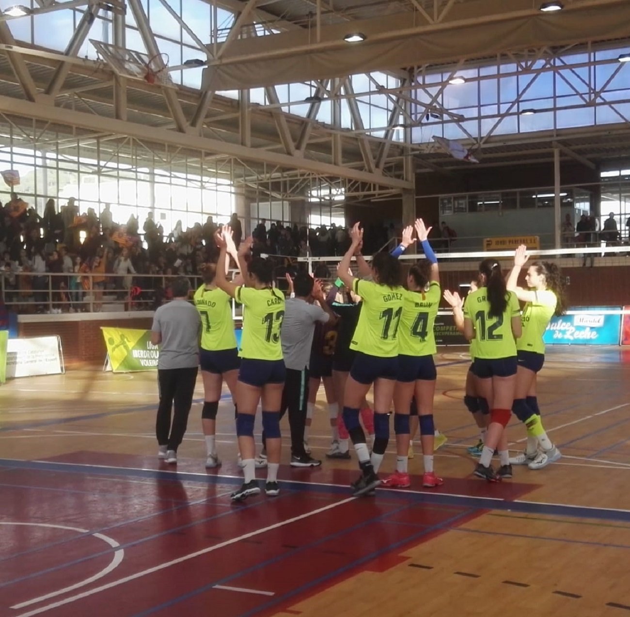 El poliesportiu de Can Noguera de la Garriga vibra amb el Barça femení de voleibol