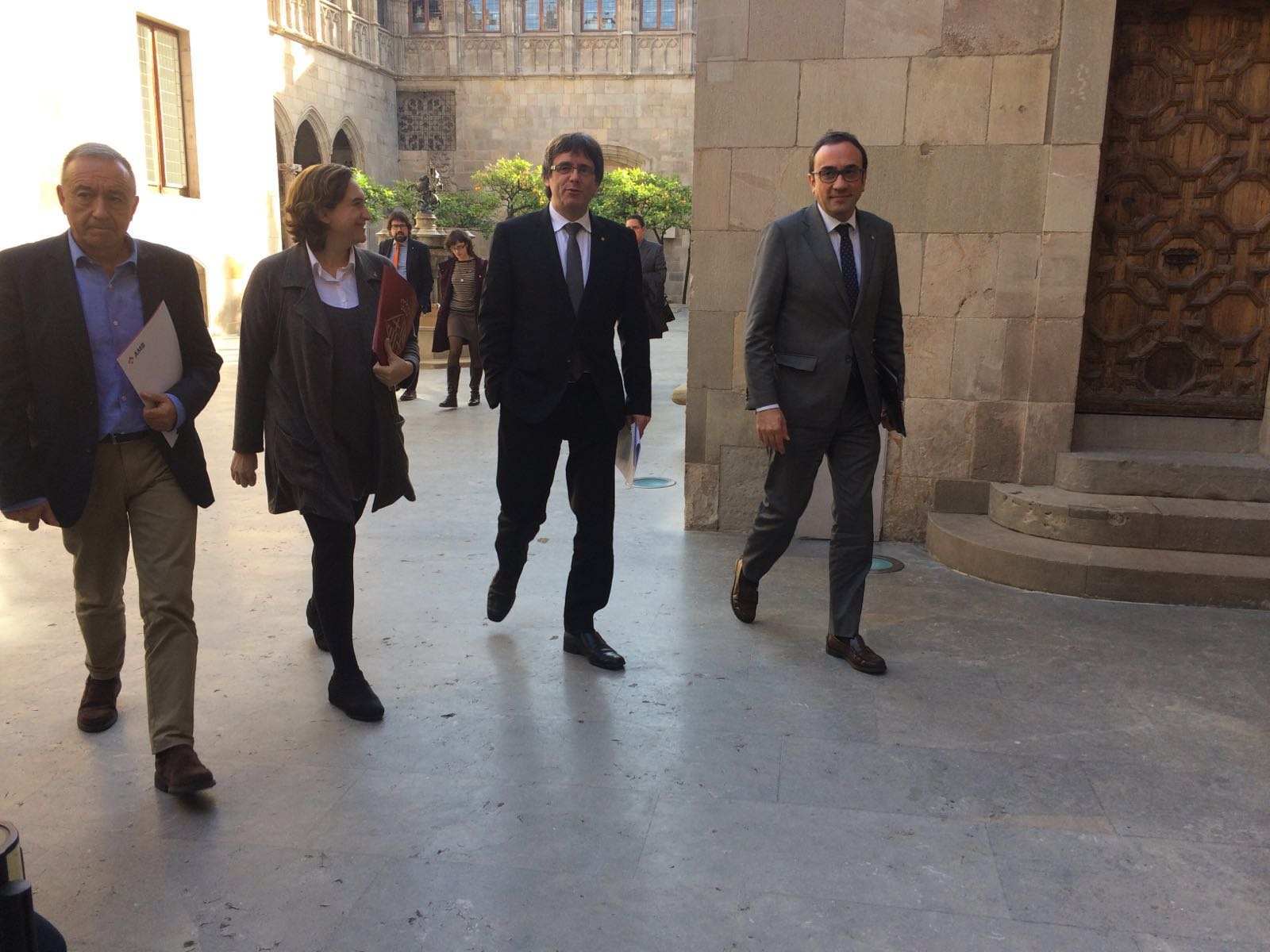 Puigdemont y Colau se alían para congelar las tarifas del transporte público metropolitano