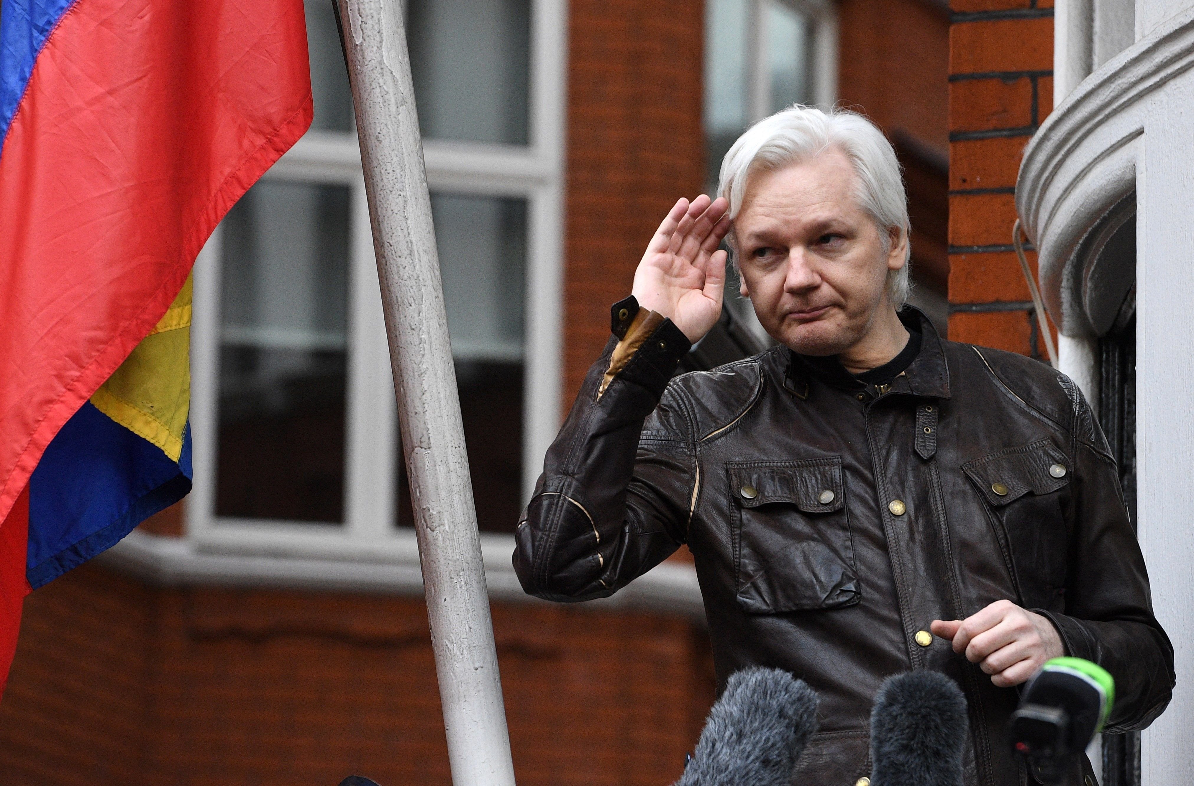 EE.UU. acusa a Assange de intentar piratear información clasificada