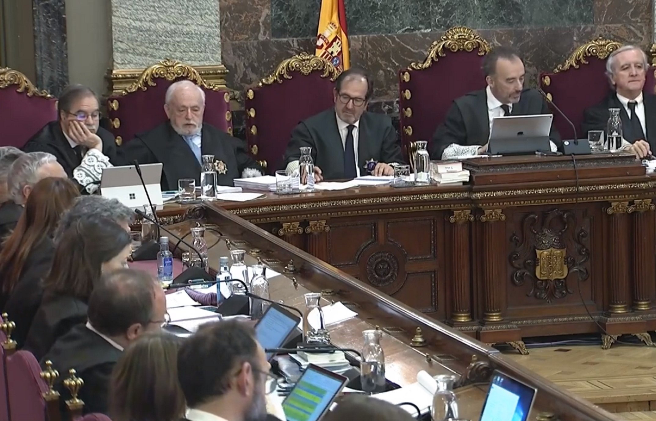 Policies espanyols contraposen "encaputxats" i manifestants "estètics i en actitud contemplativa"