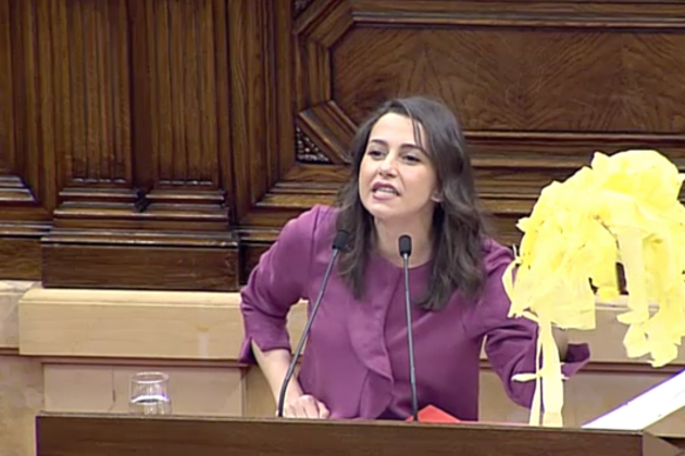 Ines Arrimadas lazos amarillos Parlamento