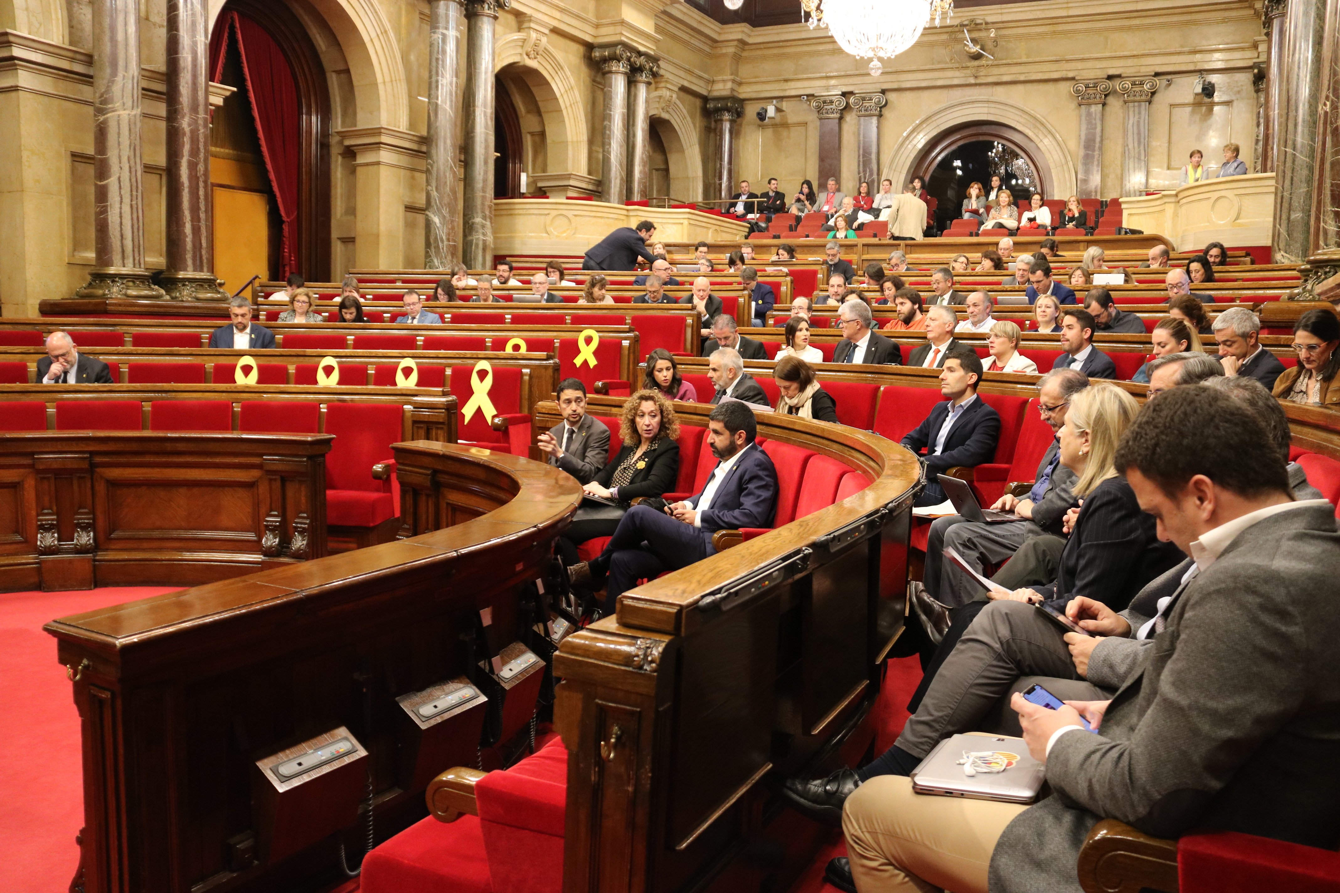 Los independentistas evitan renunciar a la unilateralidad mientras el PSC se abstiene sobre el 155