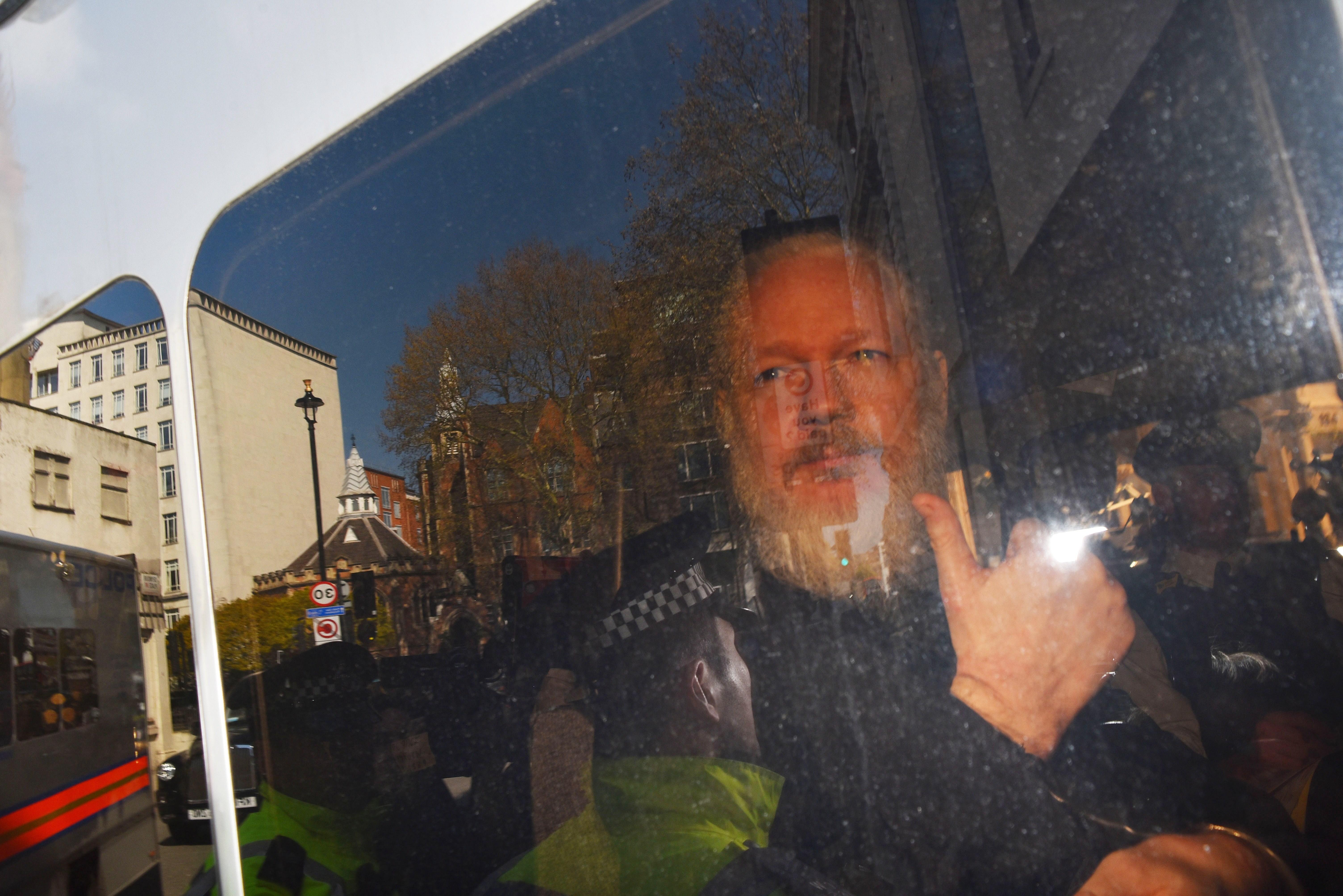 Assange, detenido en Londres