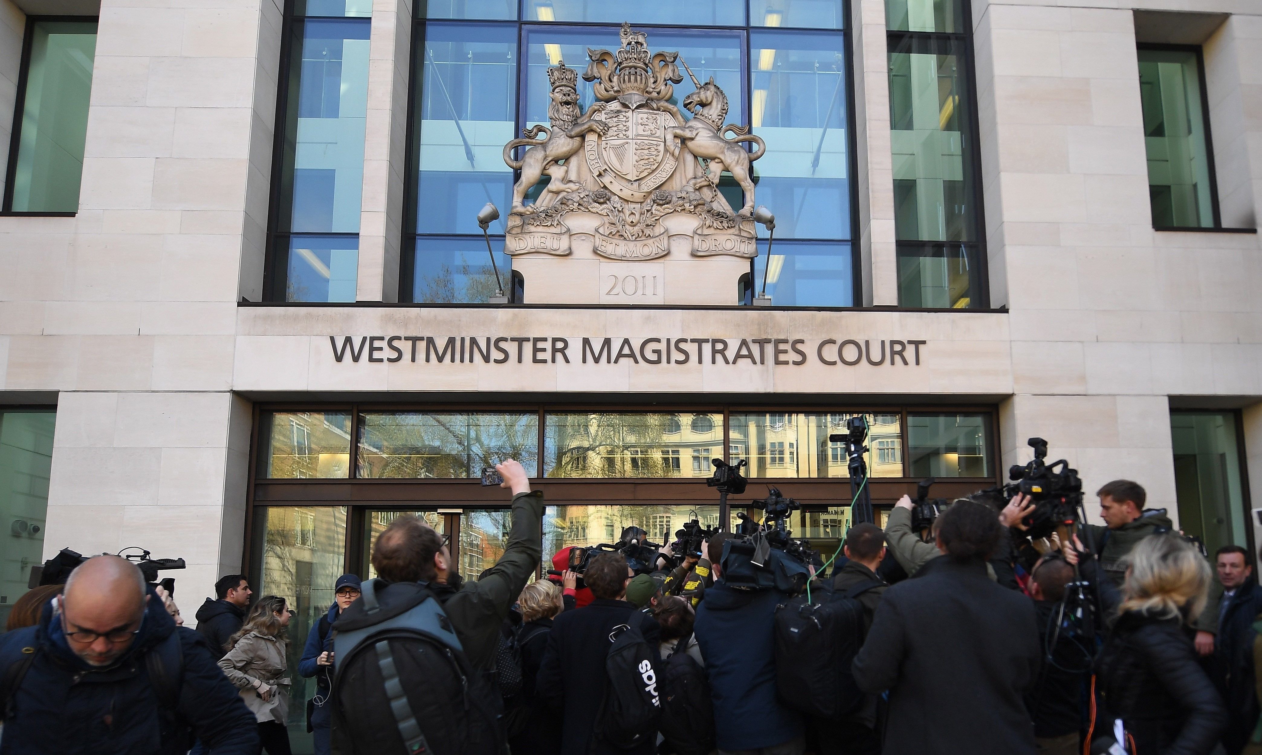 Un juez británico declara culpable a Assange por violar su libertad condicional