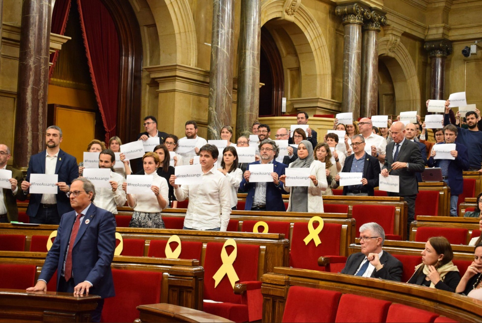 Masivo apoyo a Assange en el Parlament