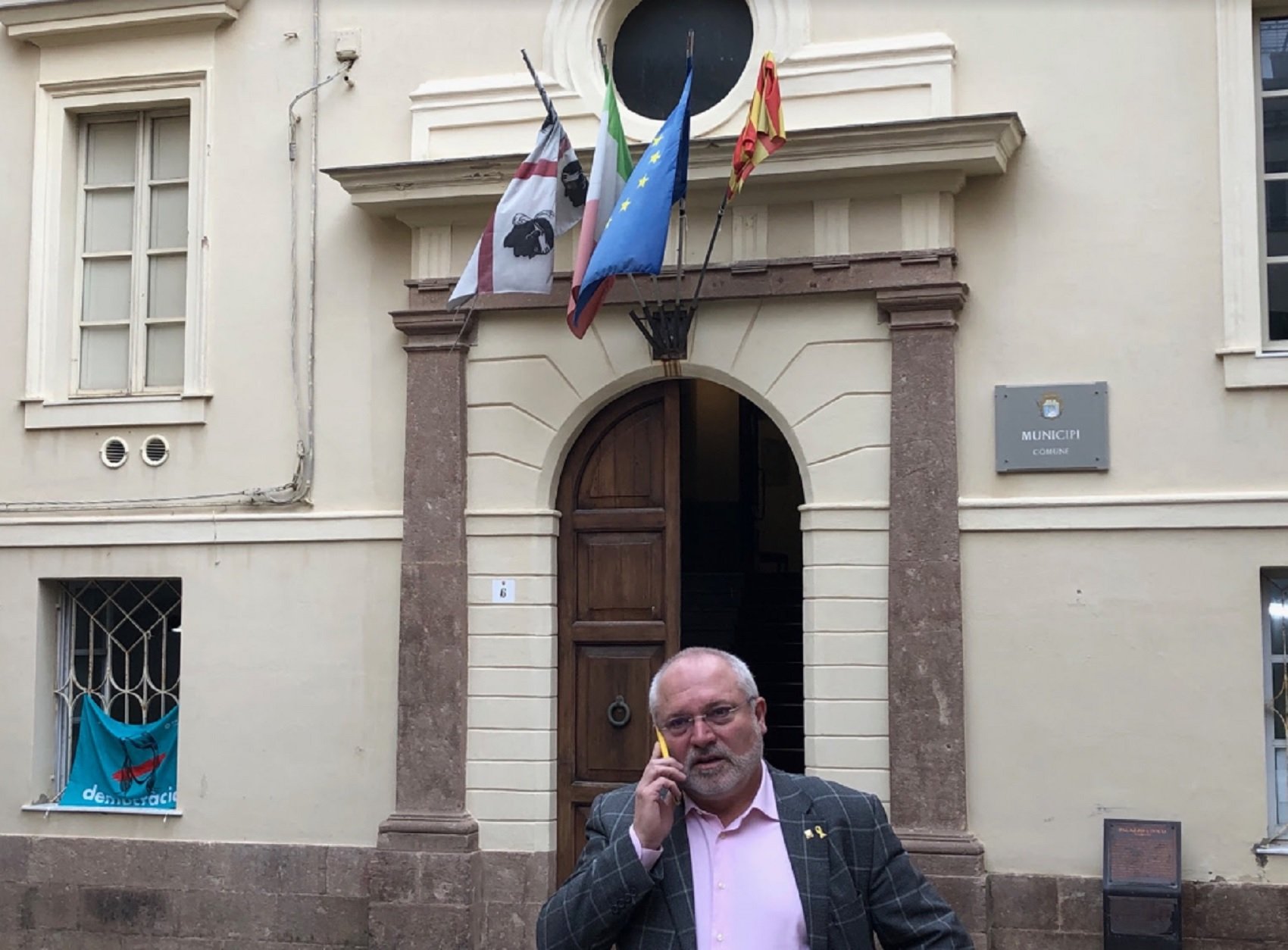 Exiled minister Lluís Puig visits L'Alguer, Catalan-speaking town in Sardinia