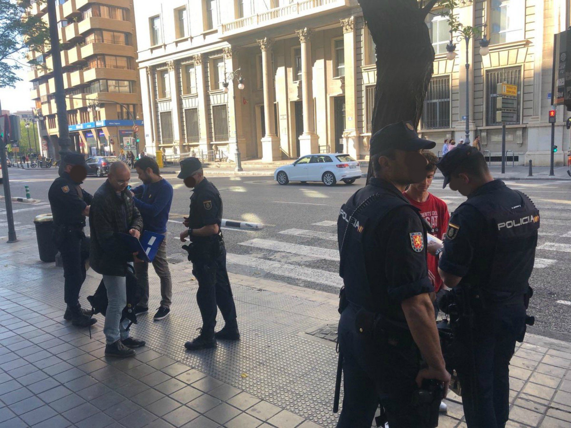 La policía española para a un senador de ERC en la marcha del Dia del País Valencià