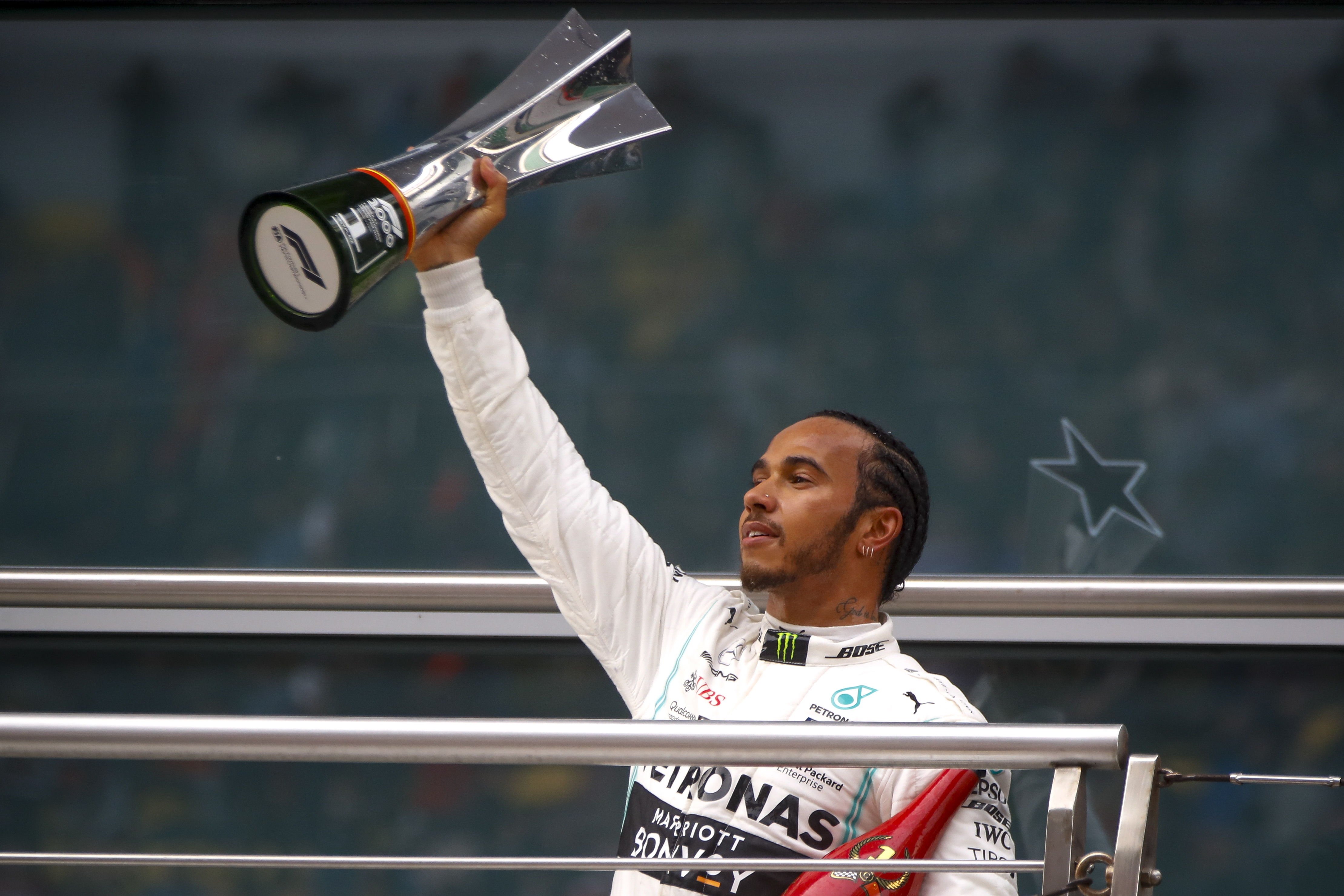 Hamilton gana en China y se sitúa al frente del mundial