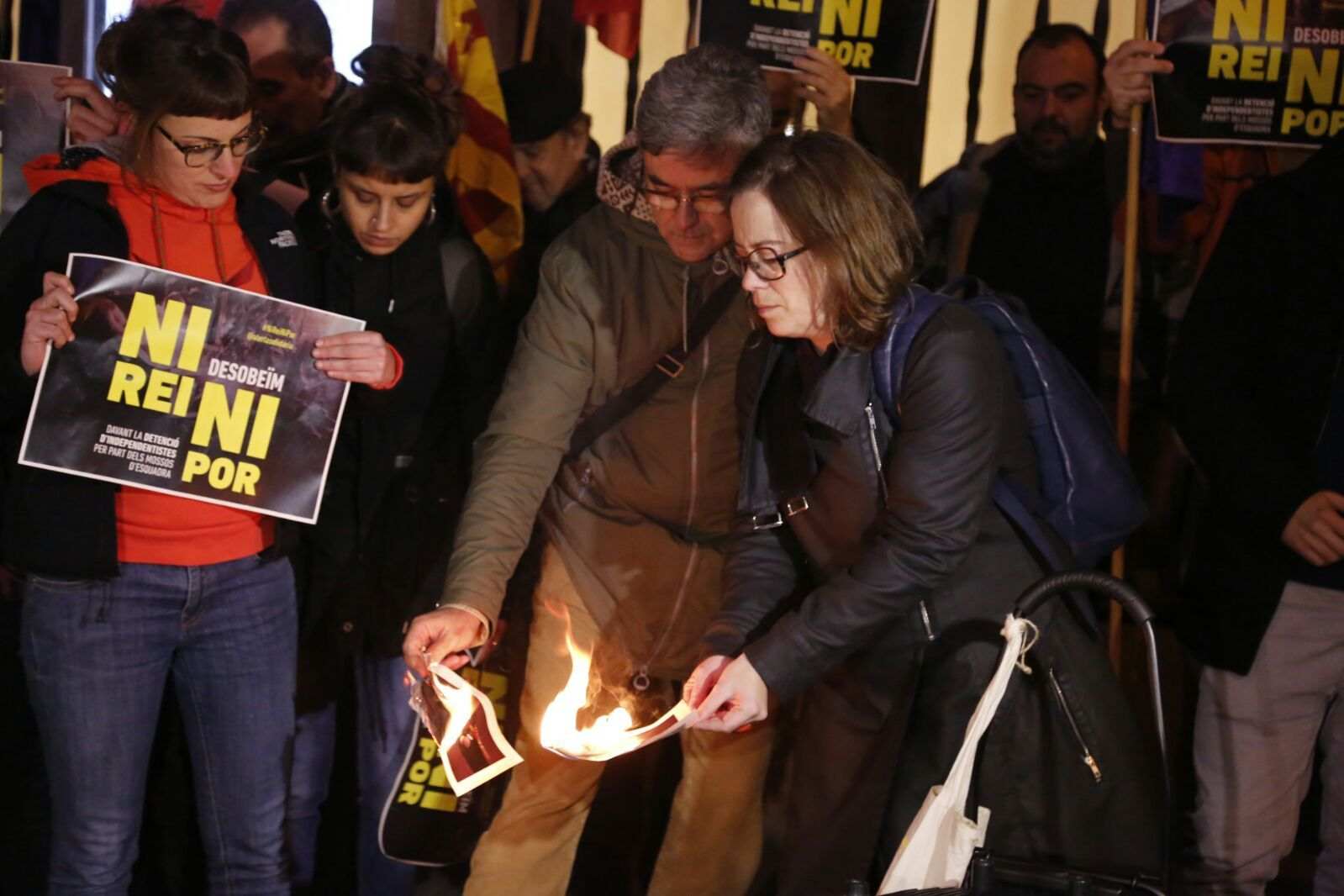 Diputats de la CUP 'cremen' el Rei al carrer i l''estripen' al Parlament