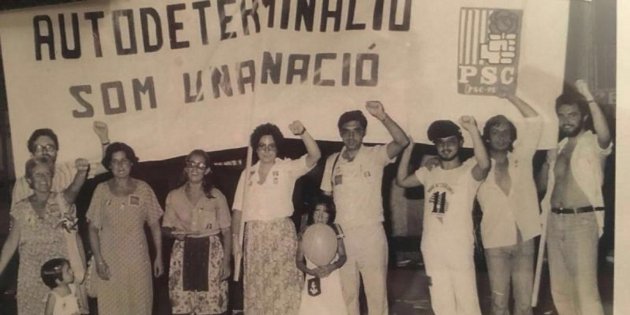 Militants socialistes pancarta autodeterminació   1977   El Punt
