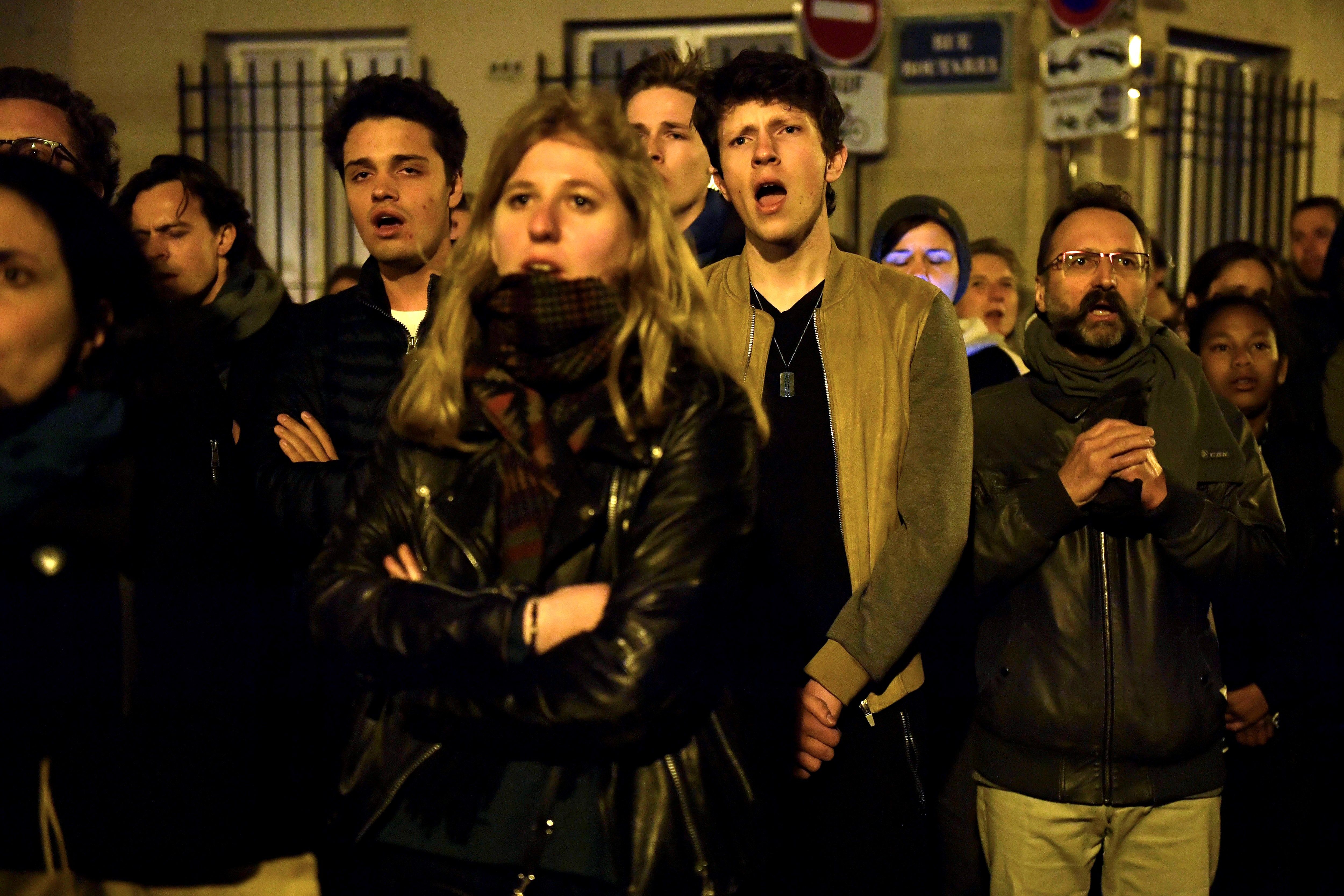Vídeo: L'emocionant cant dels parisencs mentre es crema la catedral
