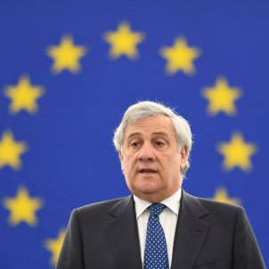 Acusan a Tajani de tomar unilateralmente la decisión de vetar a Puigdemont