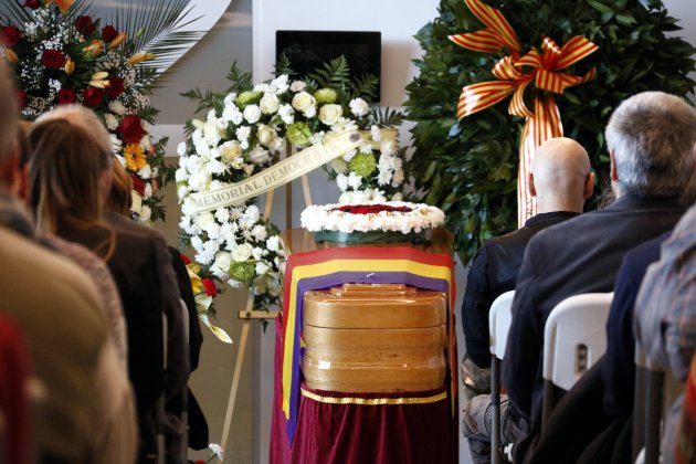 Fèretre de Neus Català, en el funeral celebrat al Tanatori de Móra la Nova - ACN