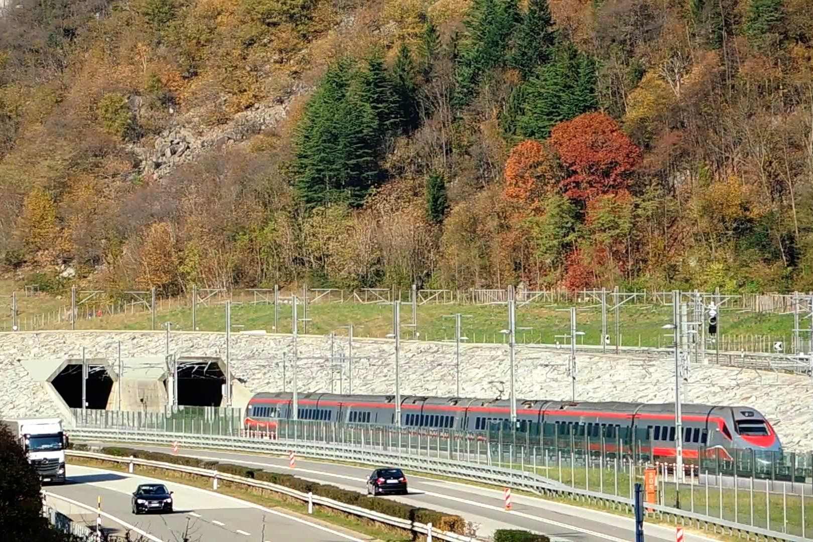 Los trenes ya circulan por el túnel más largo del mundo