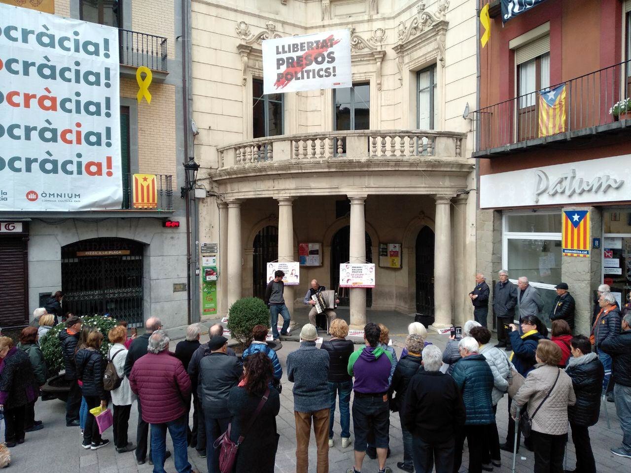 Berga recorre a l'enginy per retornar la pancarta pels presos a l’ajuntament