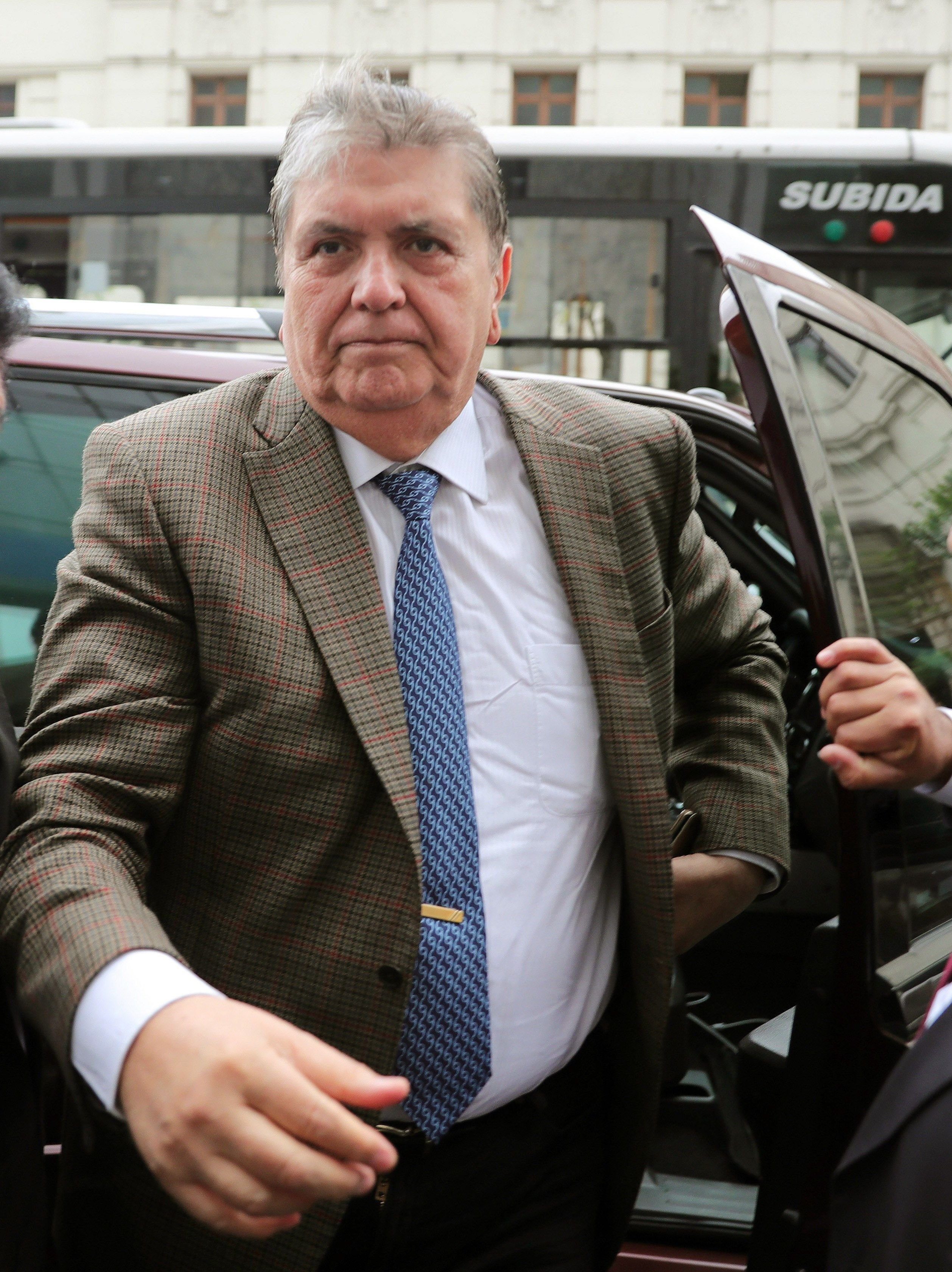 Muere el expresidente del Perú Alan García después de dispararse un tiro en el cuello