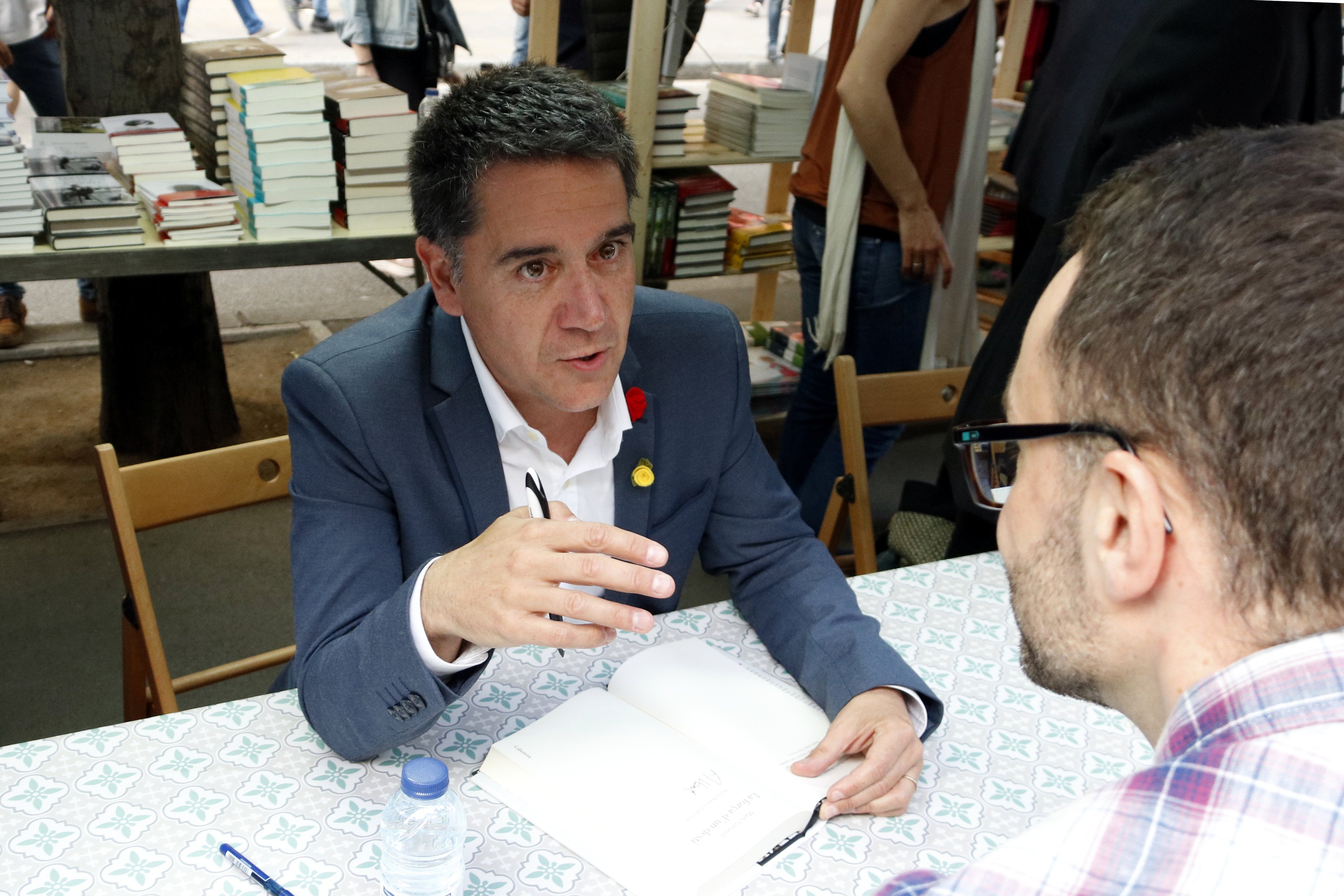 Descubre dónde y cuándo firman libros los autores