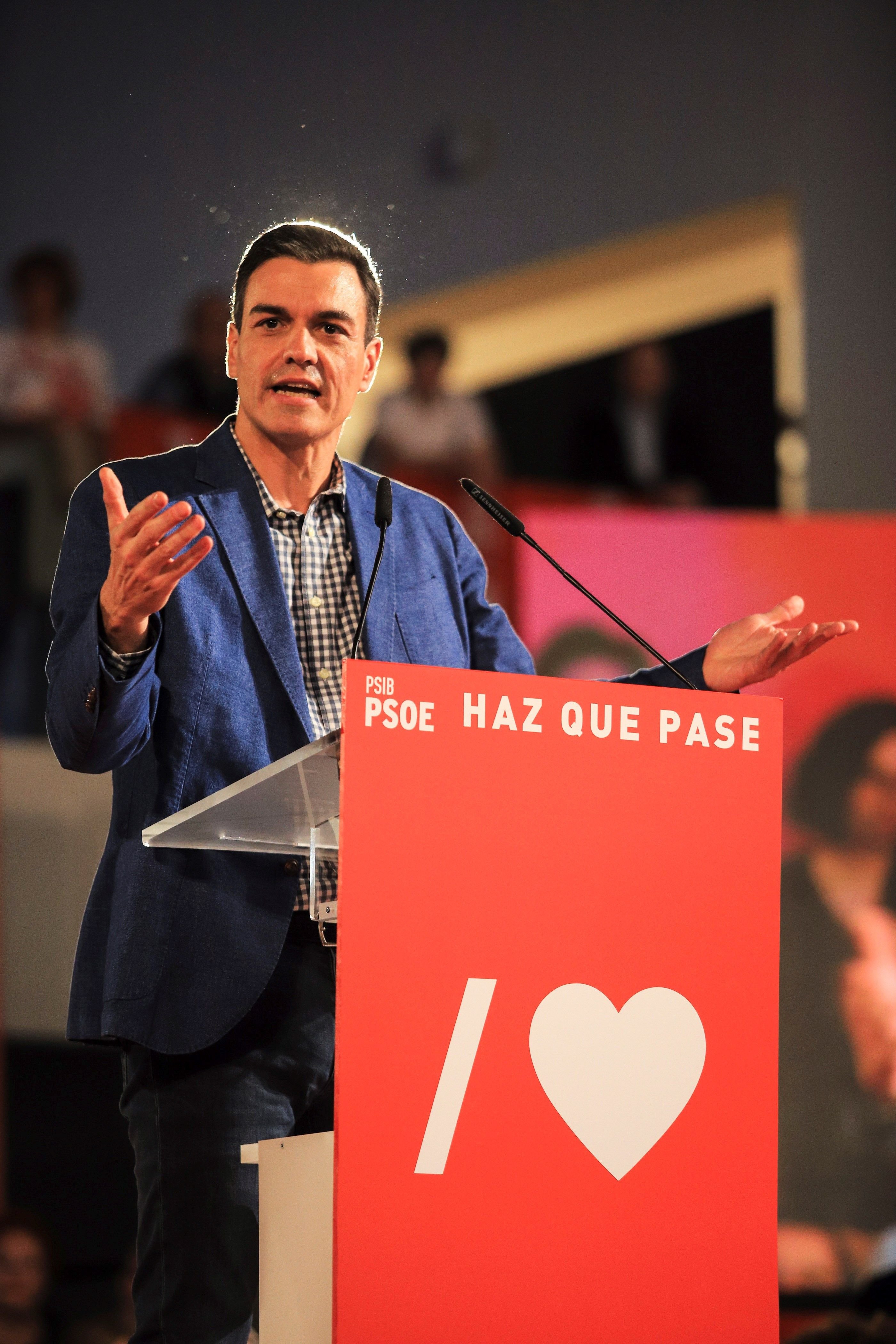 Sánchez pide a los candidatos que sean "generosos" y vayan a debatir a RTVE
