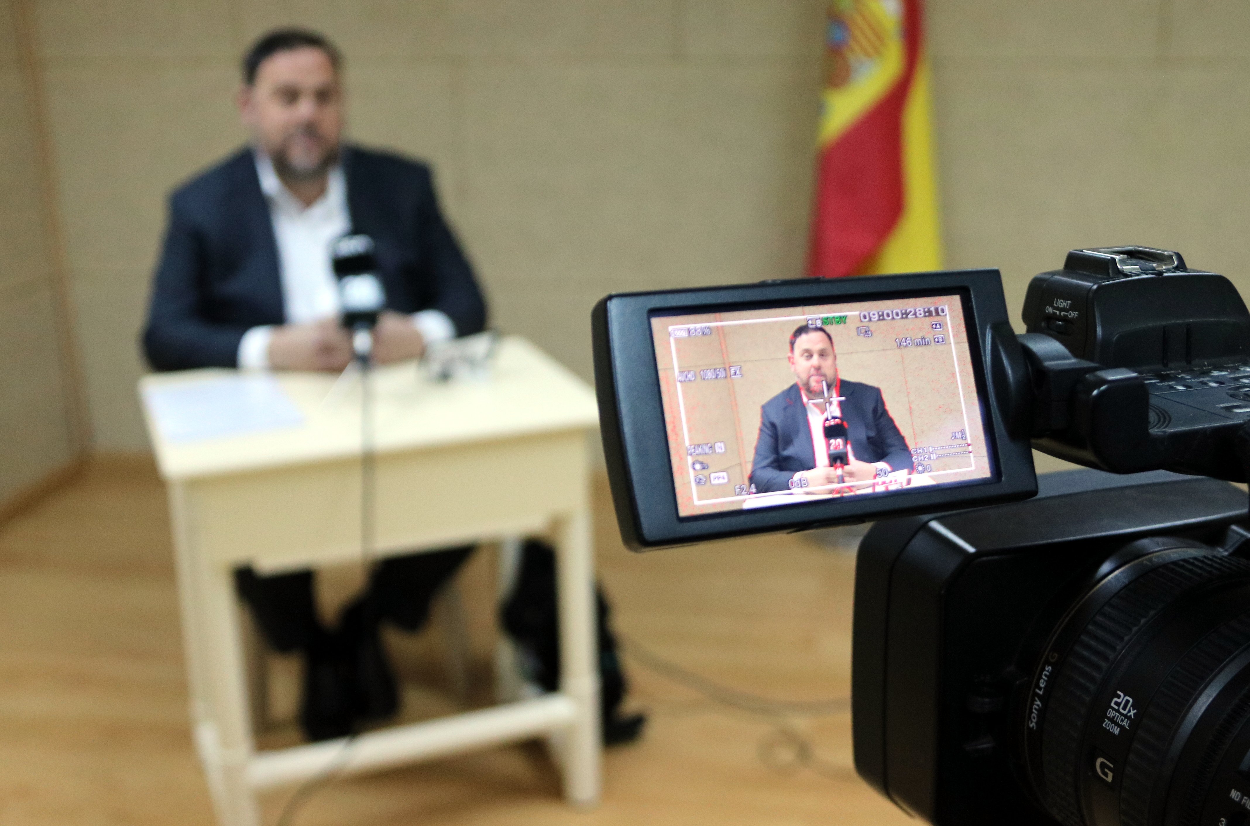 Junqueras sense bandera espanyola ni Rei