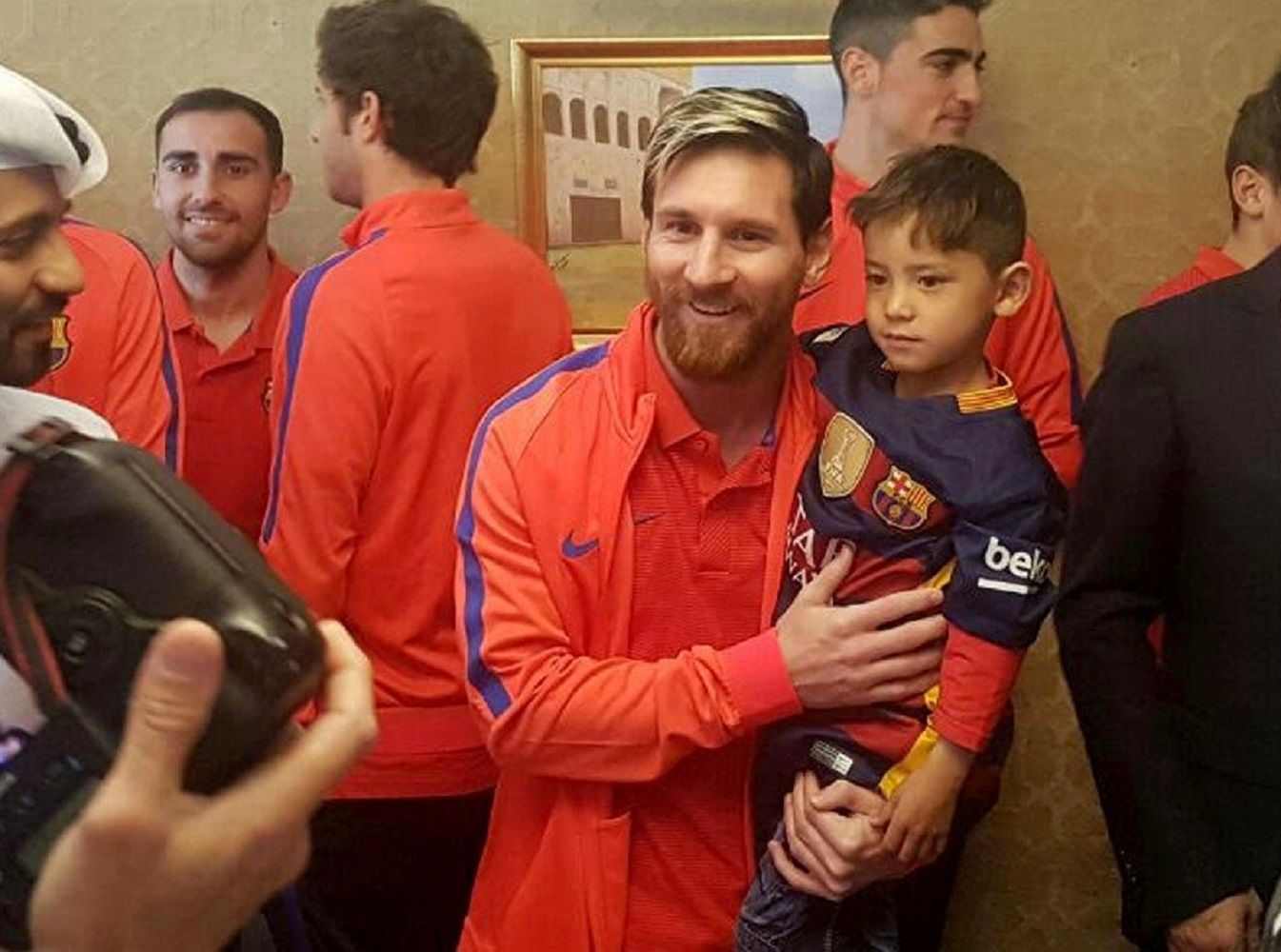 El niño afgano de la camiseta de plástico finalmente ha conocido a Messi