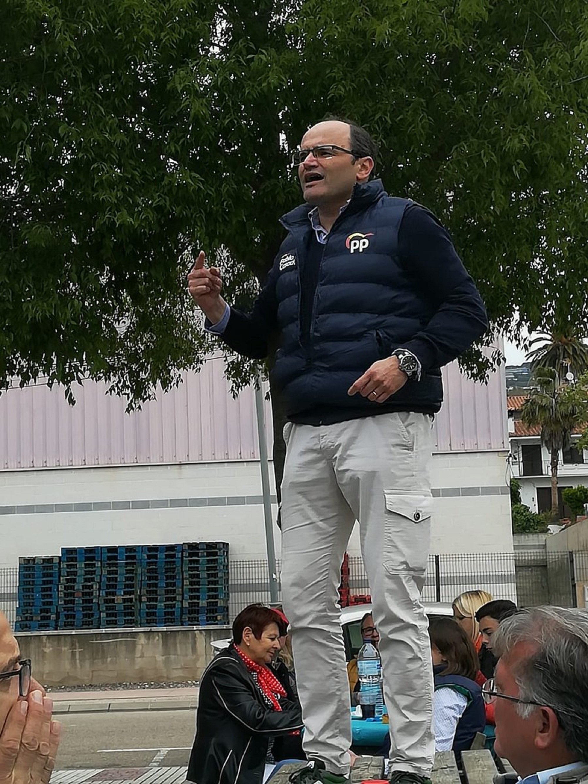 El esforzado mitin del PP sobre una mesa de picnic en Girona