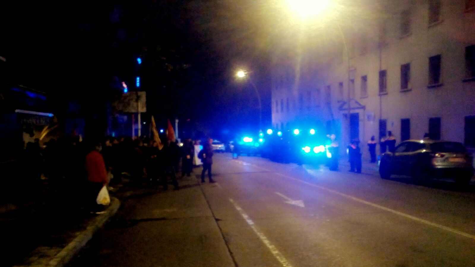 Queman retratos del Rey ante el cuartel de la Guardia Civil en Manresa