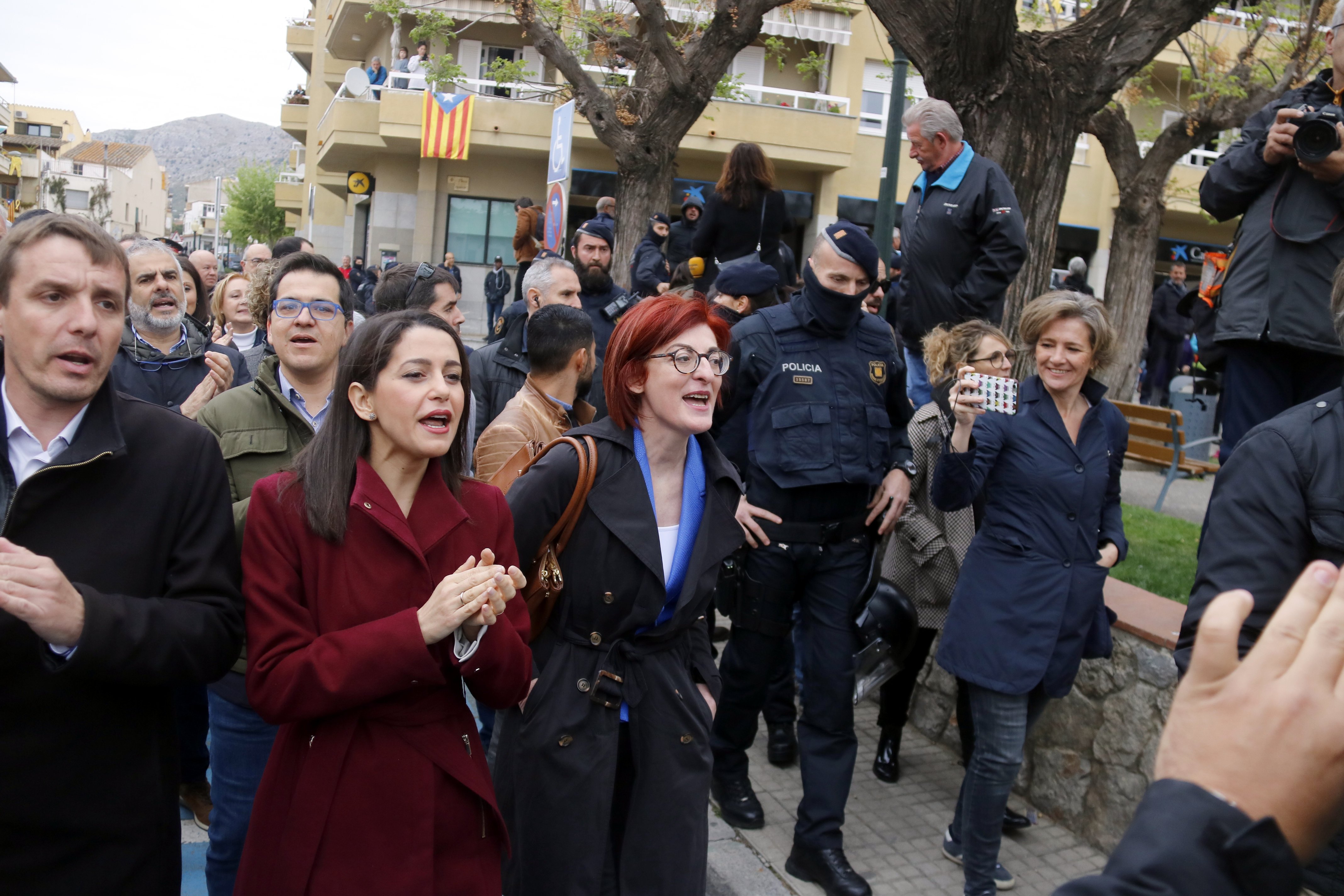 El pueblo de Dolors Bassa da la espalda (literalmente) al show de Arrimadas