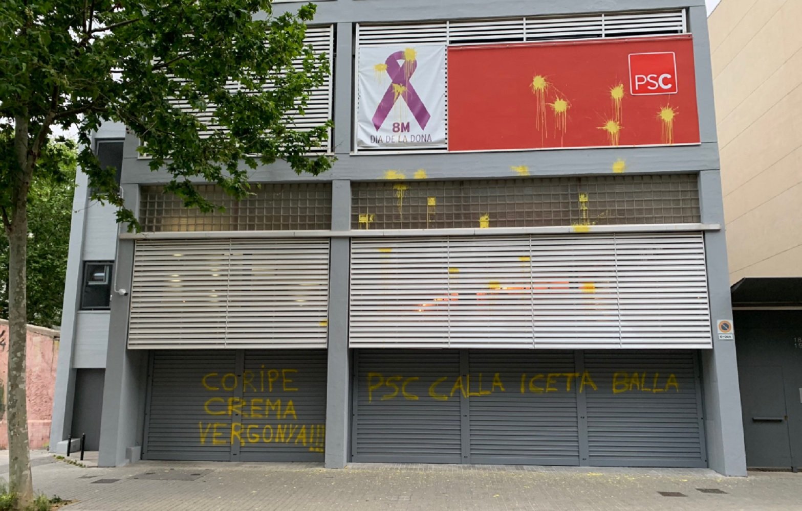 Pintades amb al·lusions a Coripe a la seu del PSC a Barcelona