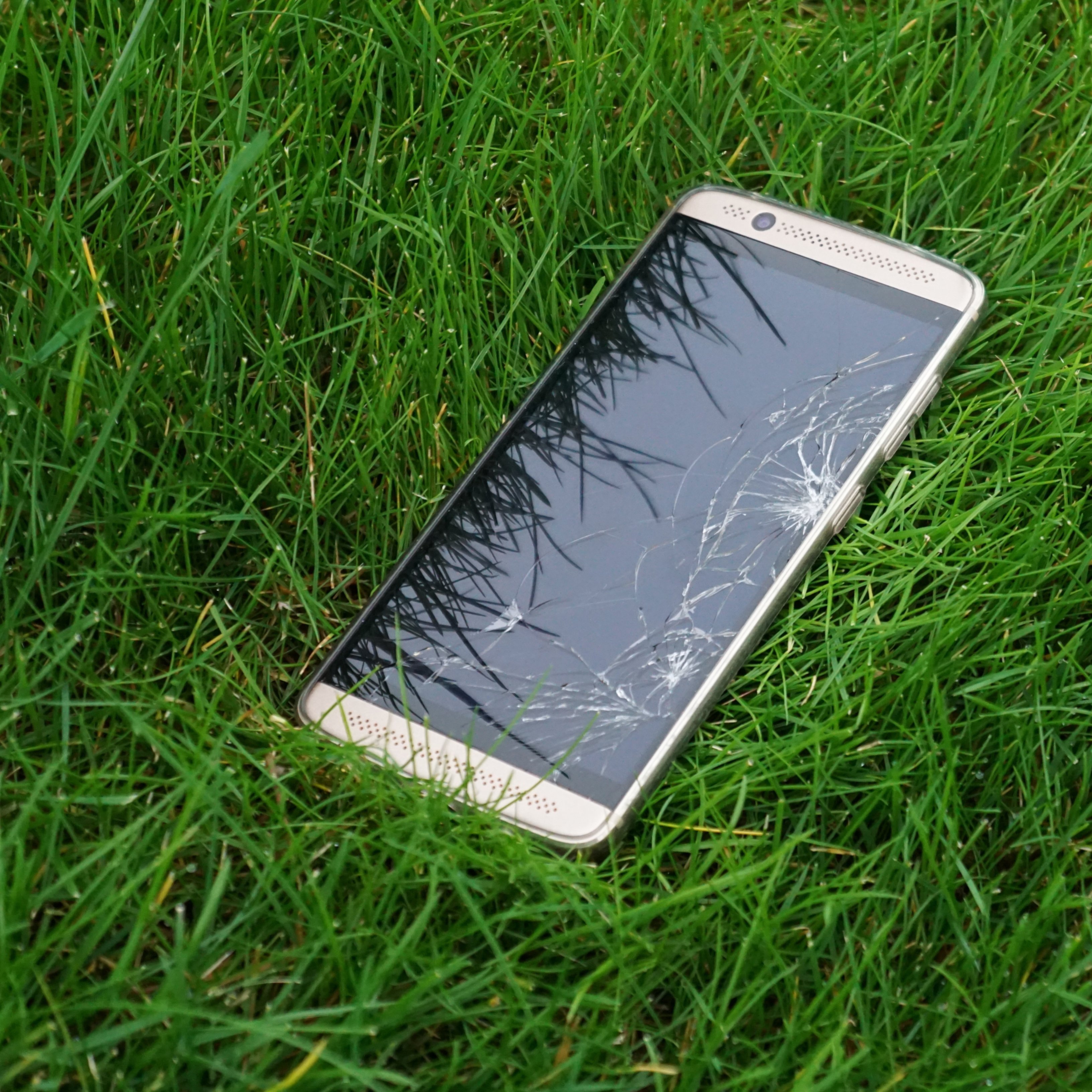 Protege la pantalla de tu móvil eligiendo el material que más te convenza