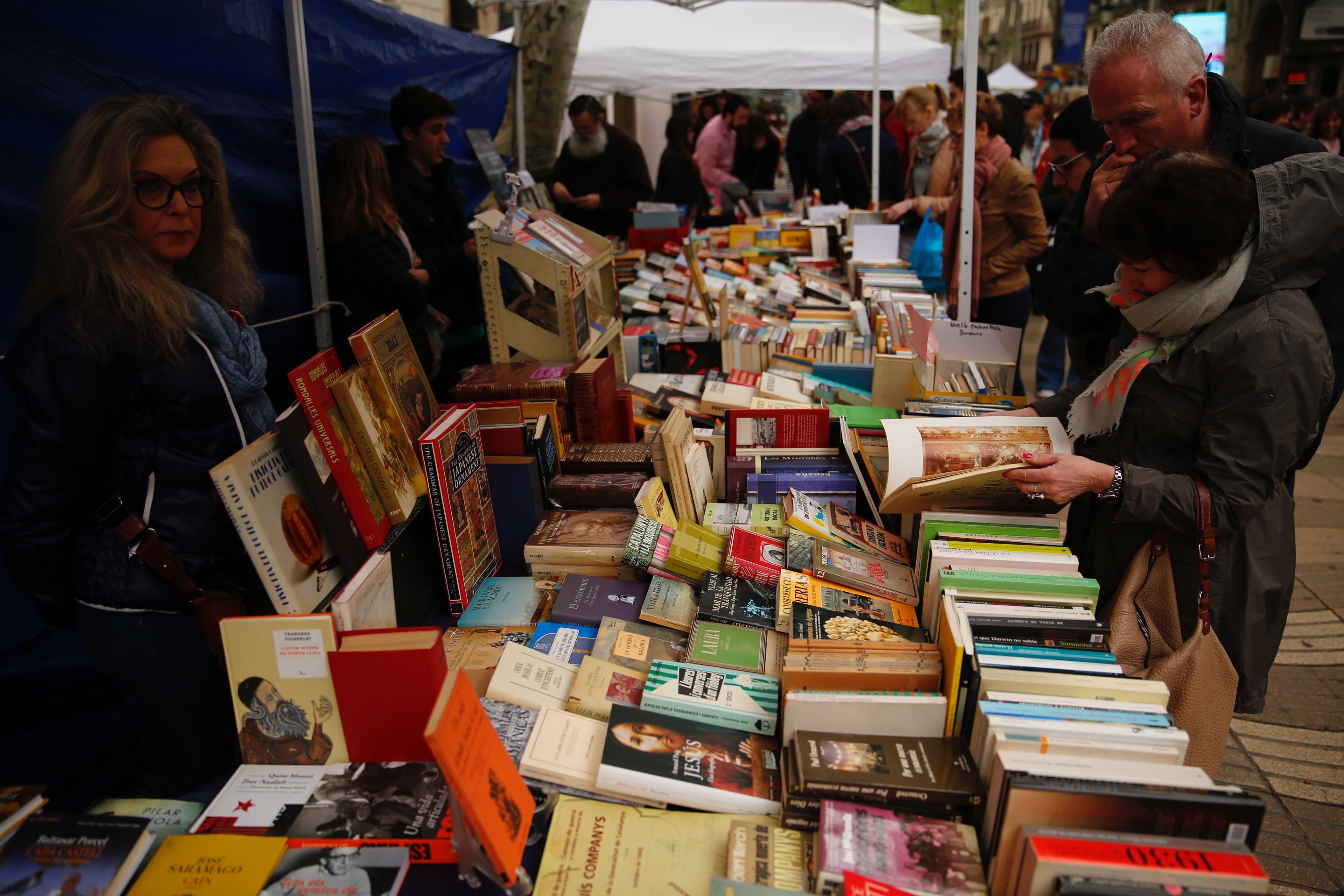 A pesar del mal tiempo, el Sant Jordi se cerró con aumento de ventas