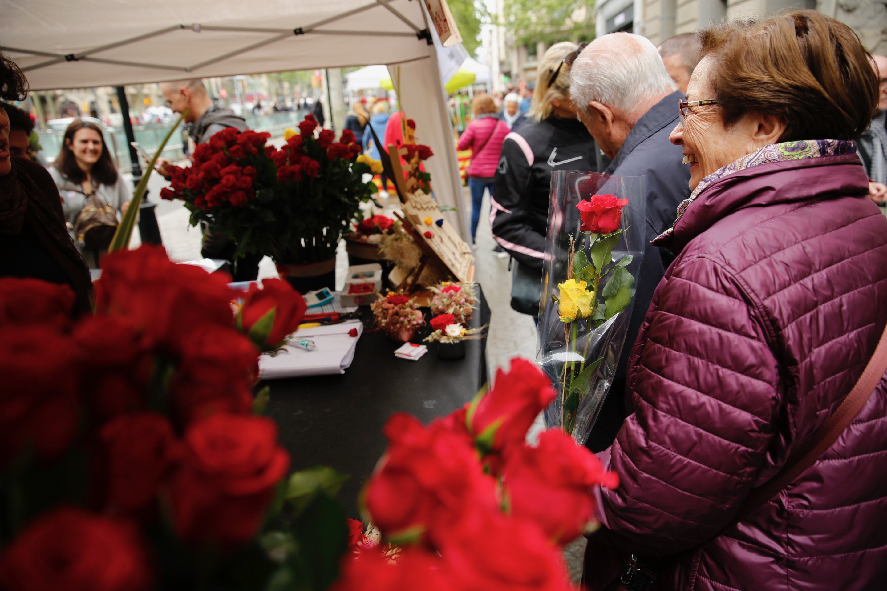 Todo a punto para un Sant Jordi atípico, pero con rosas y libros en la calle