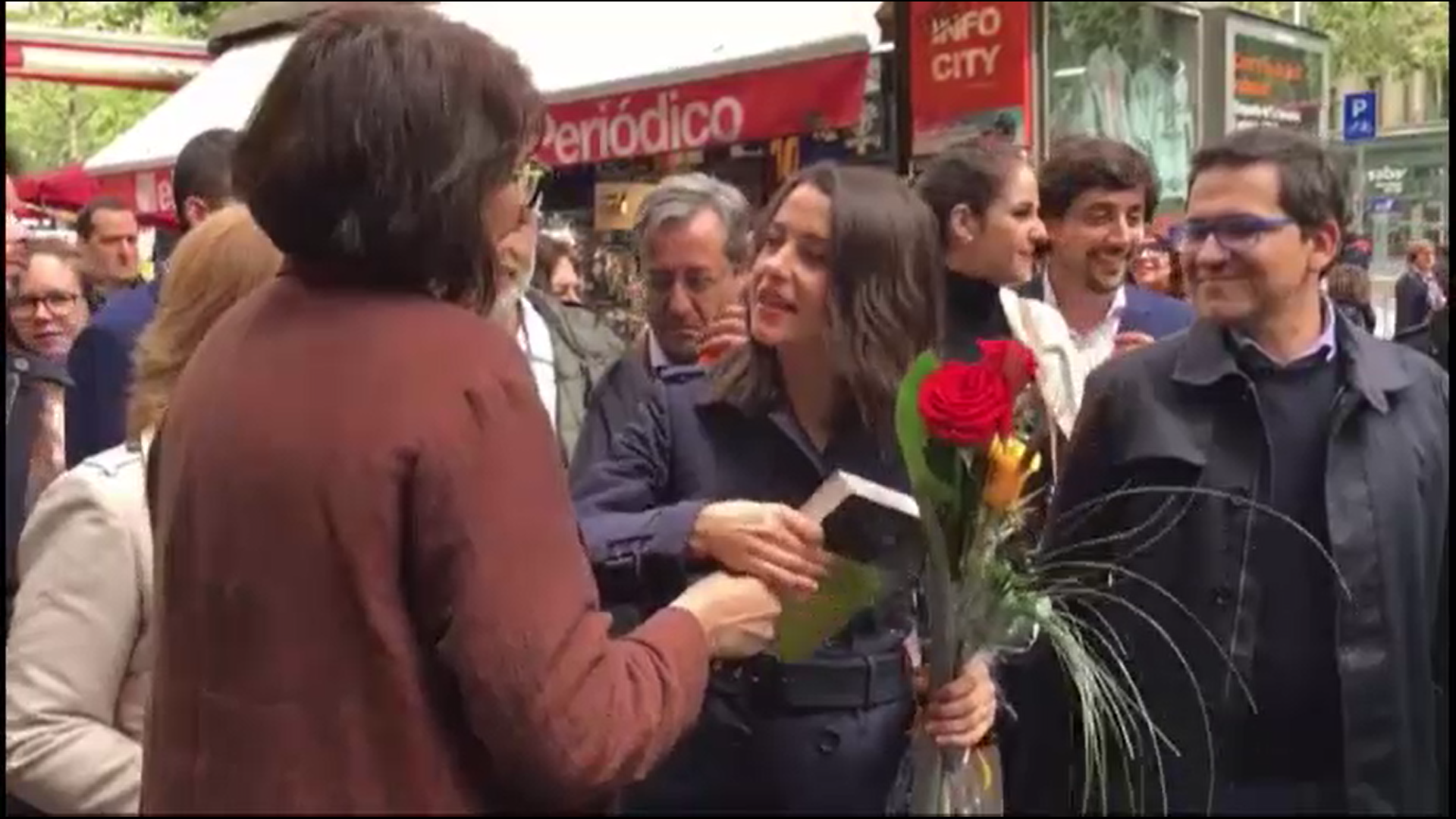 El regalo de Diana Riba a Arrimadas por Sant Jordi