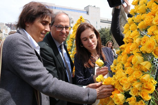 Quim Torra, Carola Miro i Txell Bonet roses grogues llibertat presos sant Jordi Quim Torra, Carola Miro i Txell Bonet roses grogues llibertat presos sant Jordi