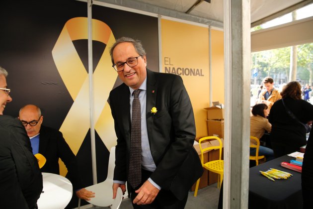 Quim Torra parada|puesto Sant Jordi El Nacional - Sergi Alcàzar