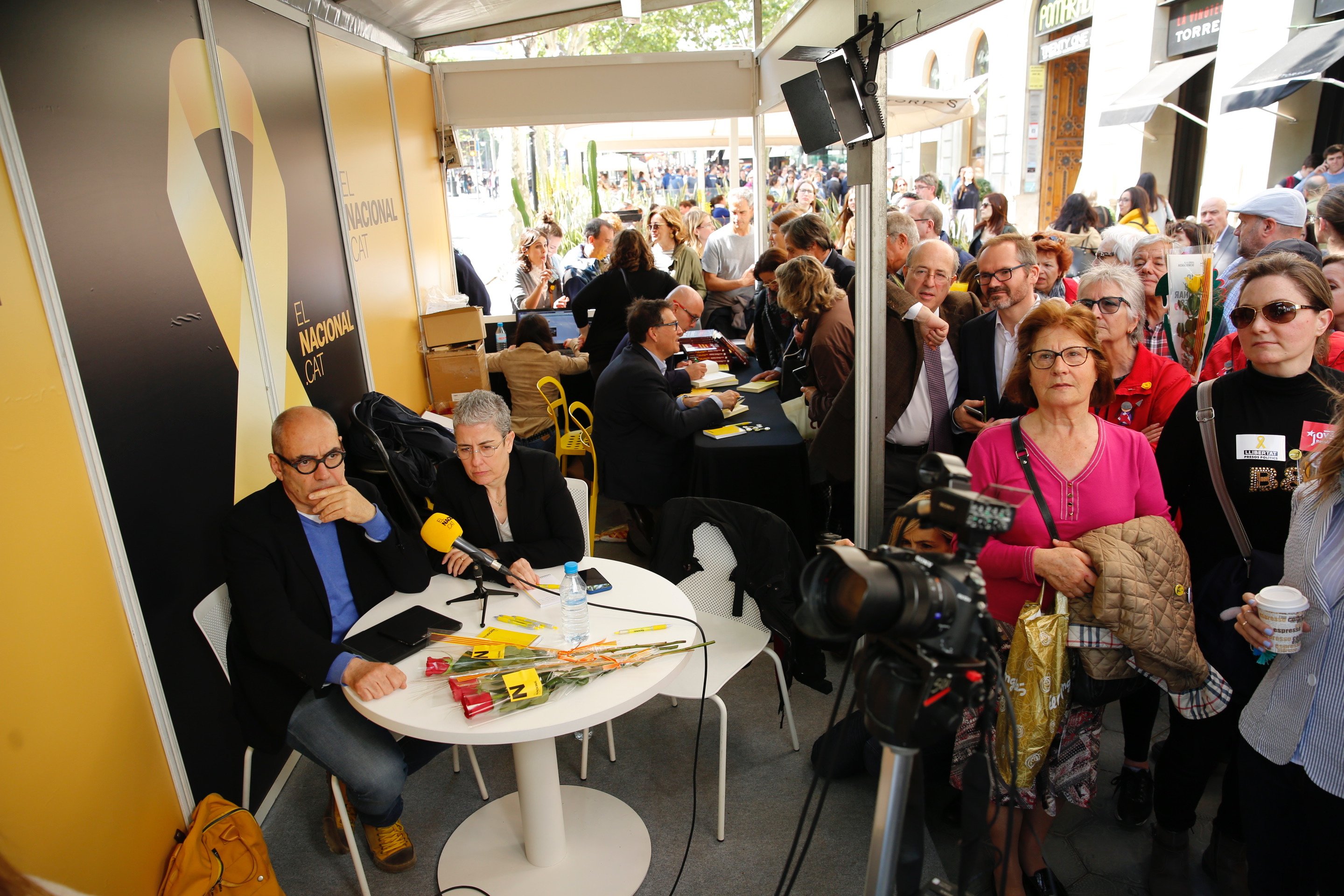 VÍDEOS | Així ha estat la diada de Sant Jordi d''ElNacional.cat'