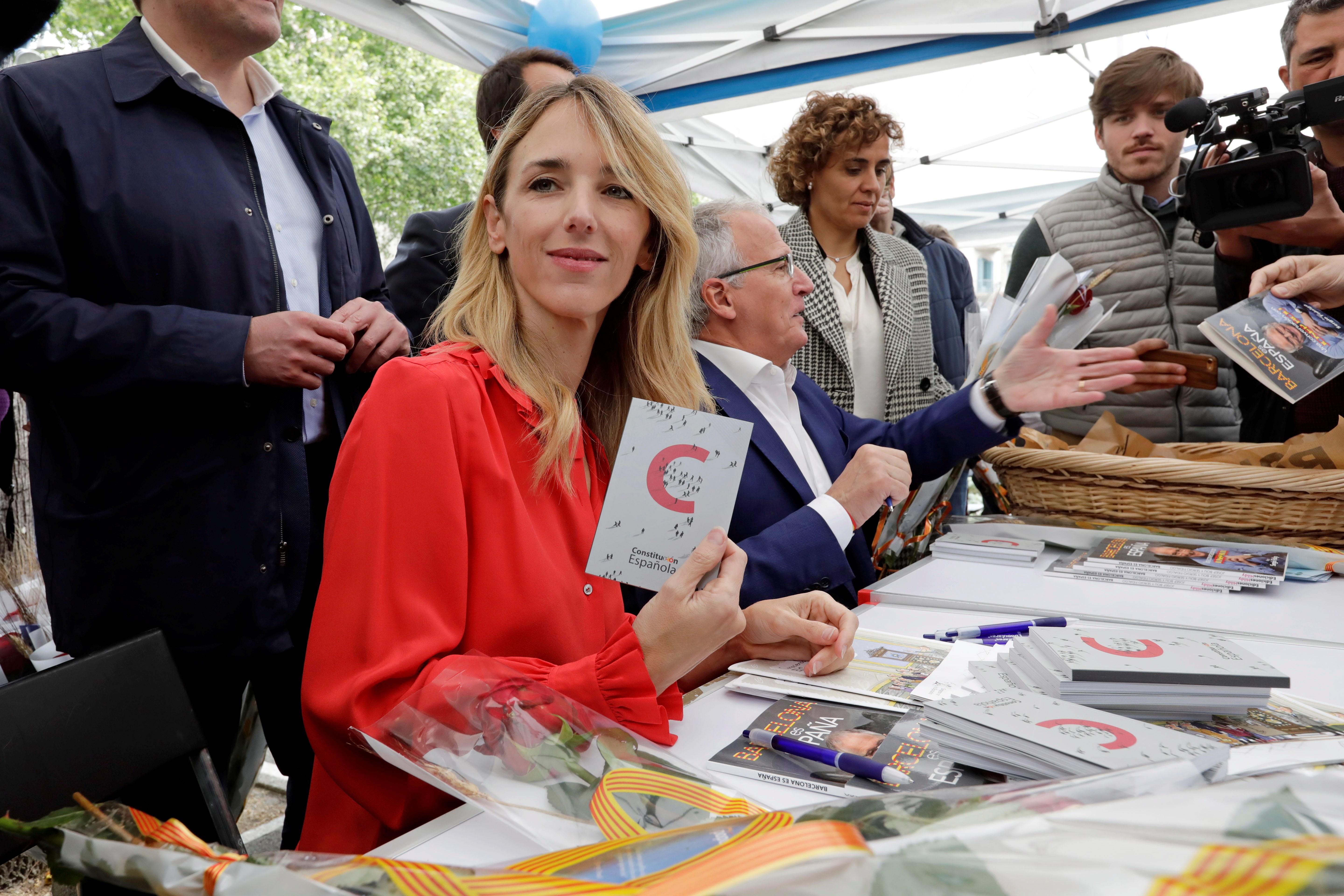 Cayetana firma exemplars de la Constitució per Sant Jordi