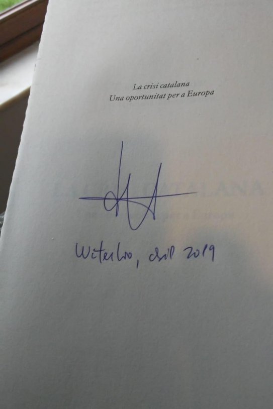 libro puigdemont firmado. Foto La Campana