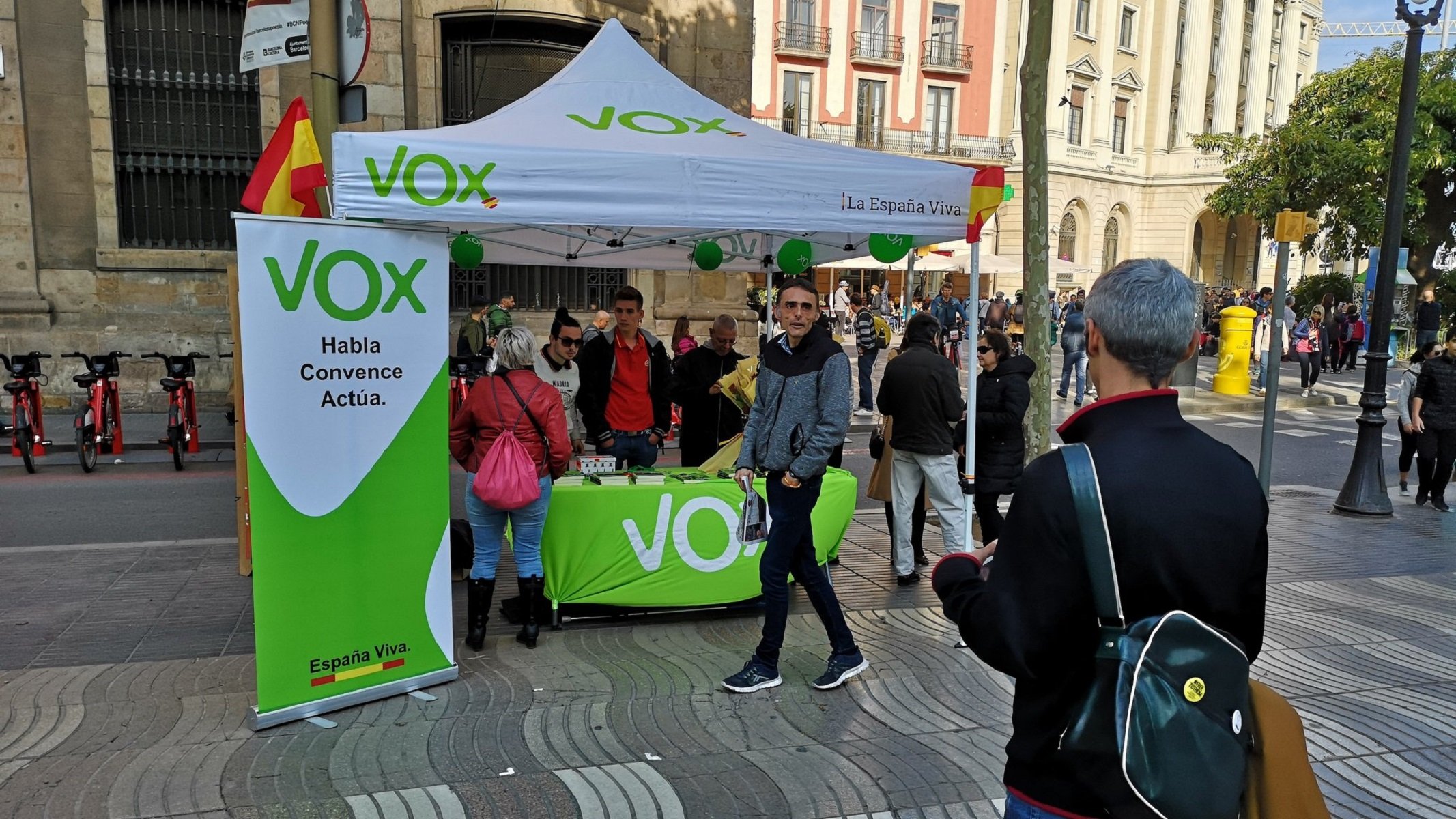 Militantes de Vox provocan a Roger Español: "¿Con qué ojo miras?"