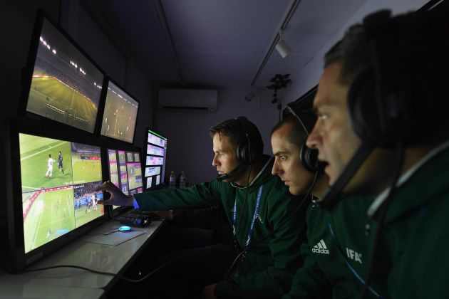 Árbitros asistentes de vídeo fútbol videoarbitratge Efe