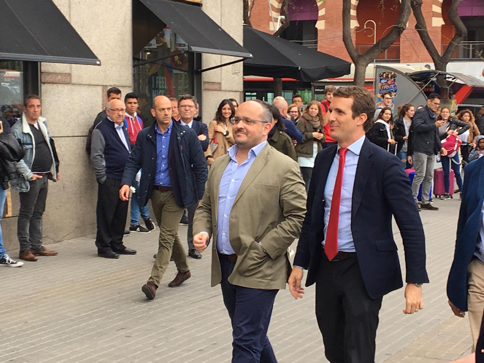 Arran boicotea la llegada de Casado en su primer acto en Barcelona