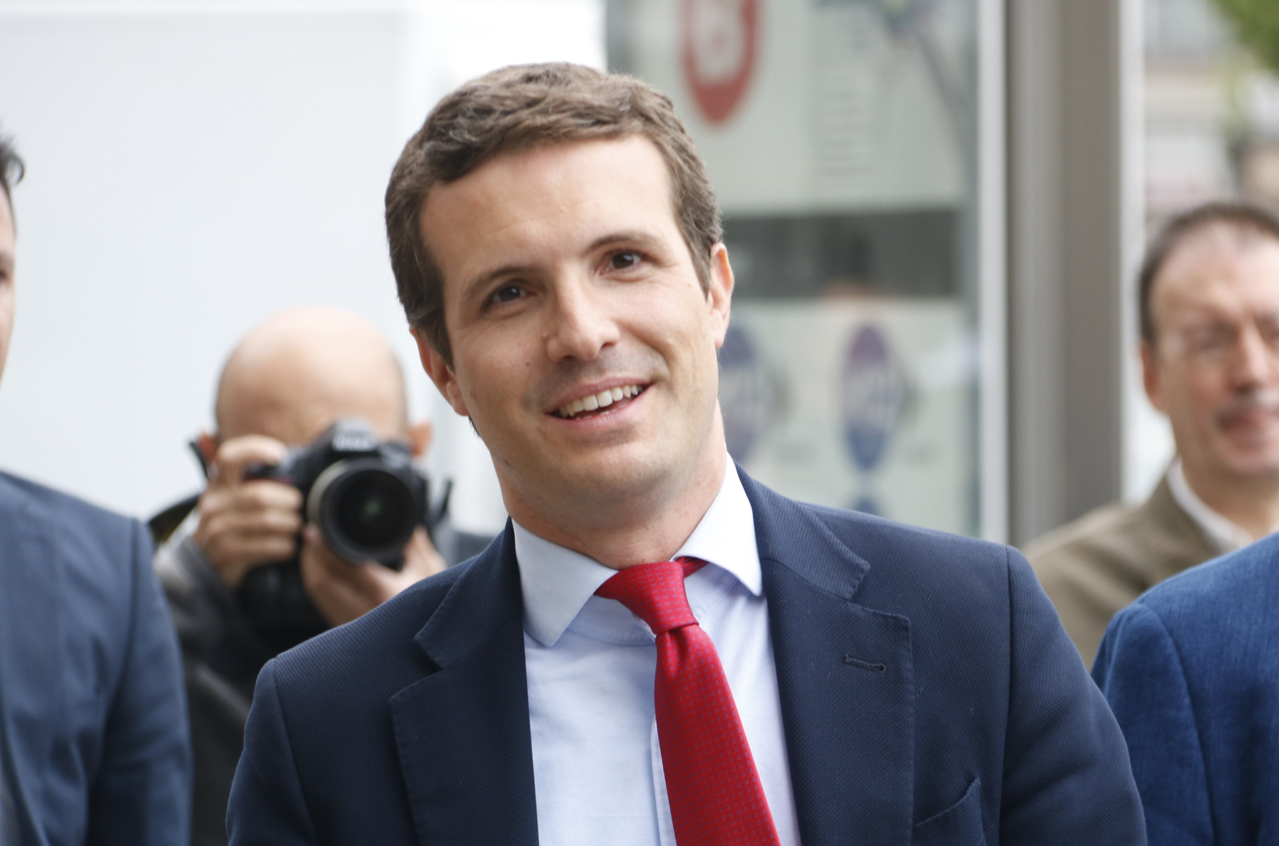 Casado no afloja y anuncia que llevará al TC la candidatura de Puigdemont