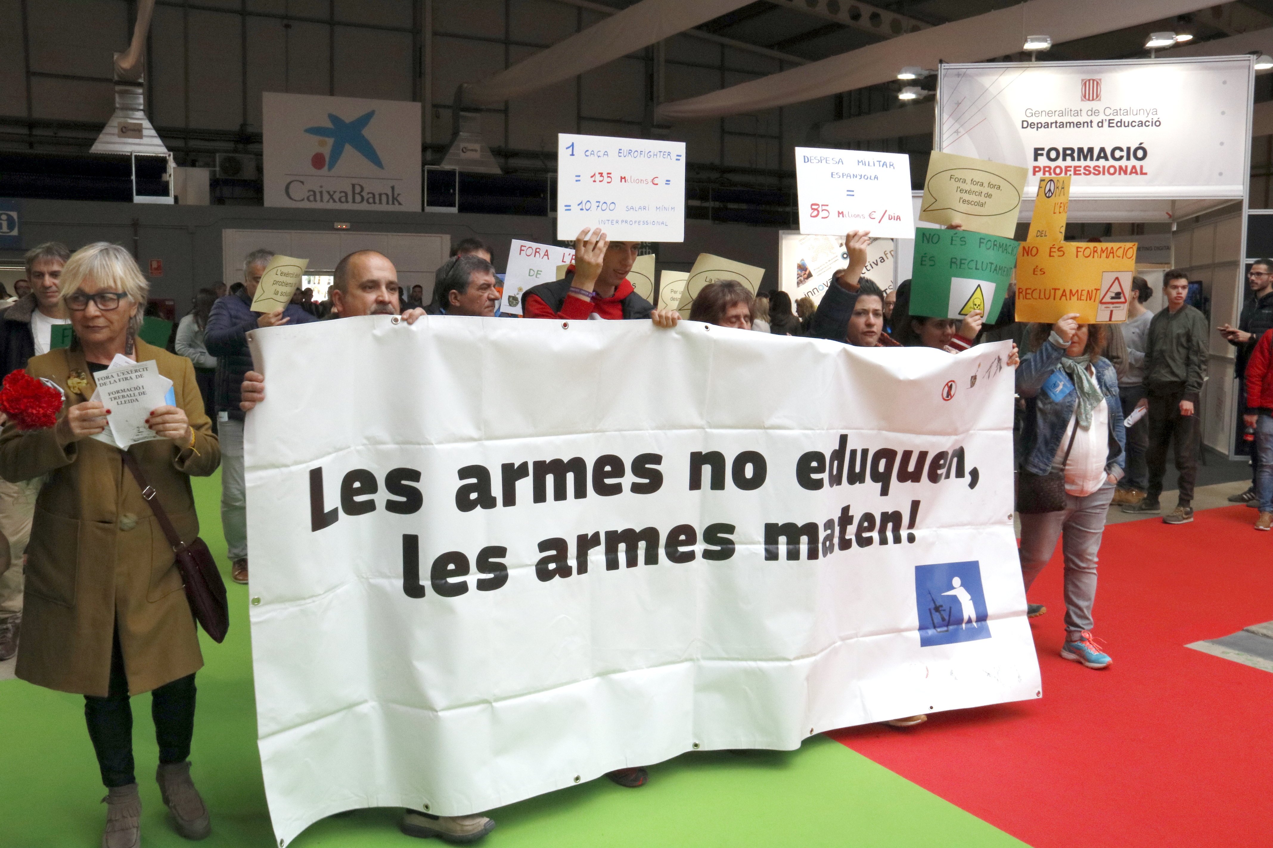 Protesta per la presència de l’Exèrcit a la Fira de la FP de Lleida