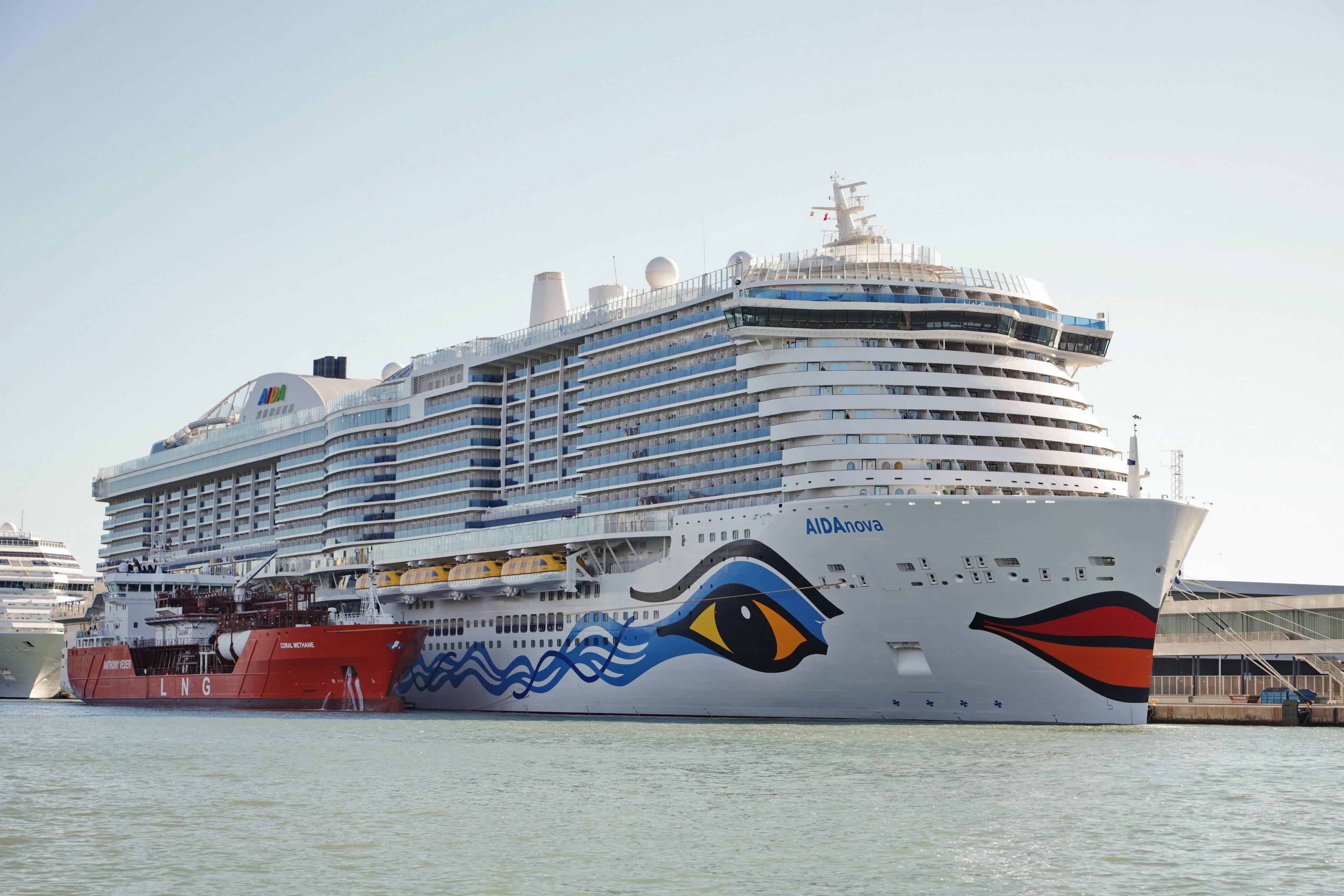 Llega a Barcelona el primer crucero propulsado por gas natural licuado