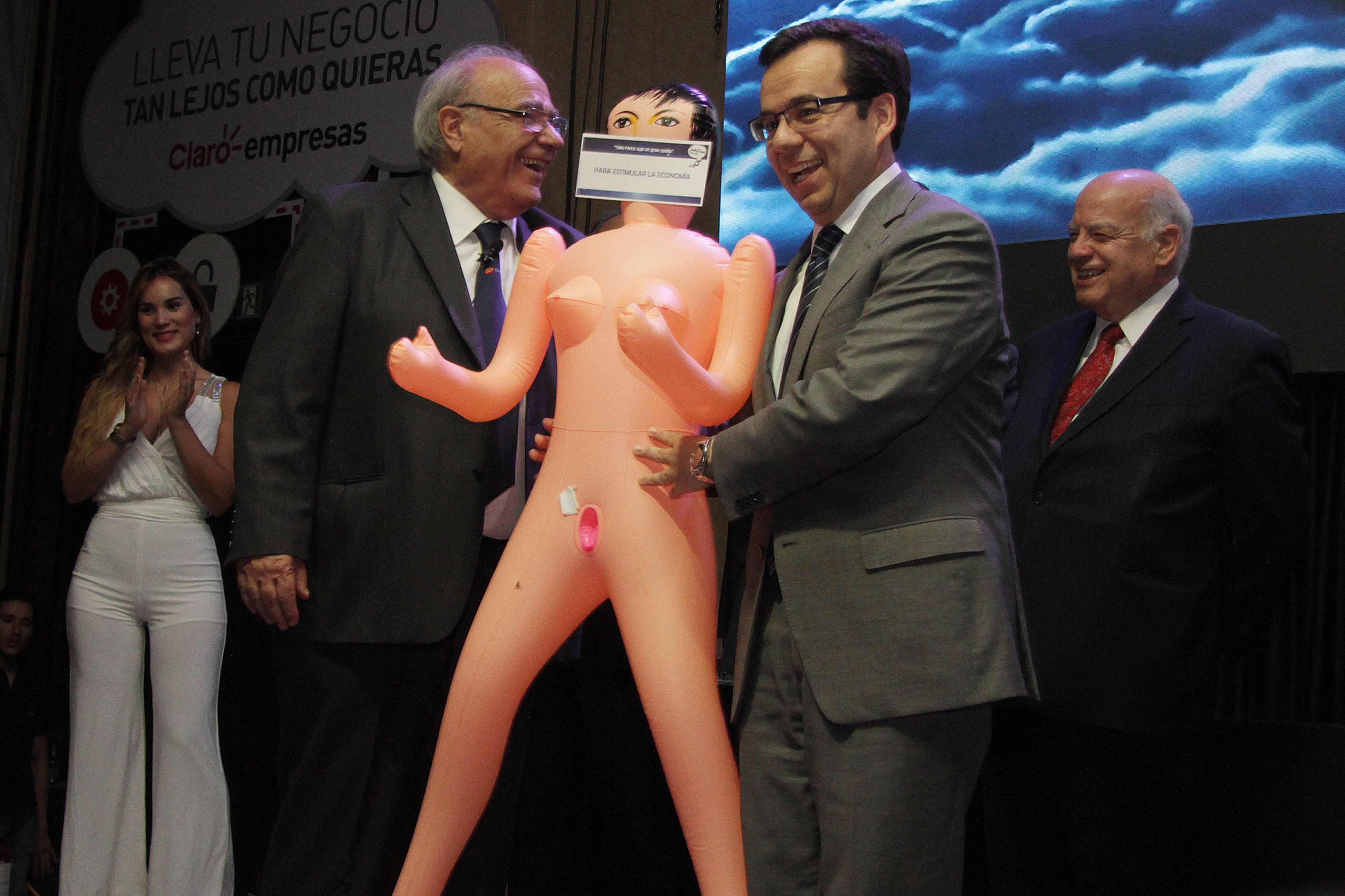 Un regalo machista al ministro de economía de Chile indigna al país