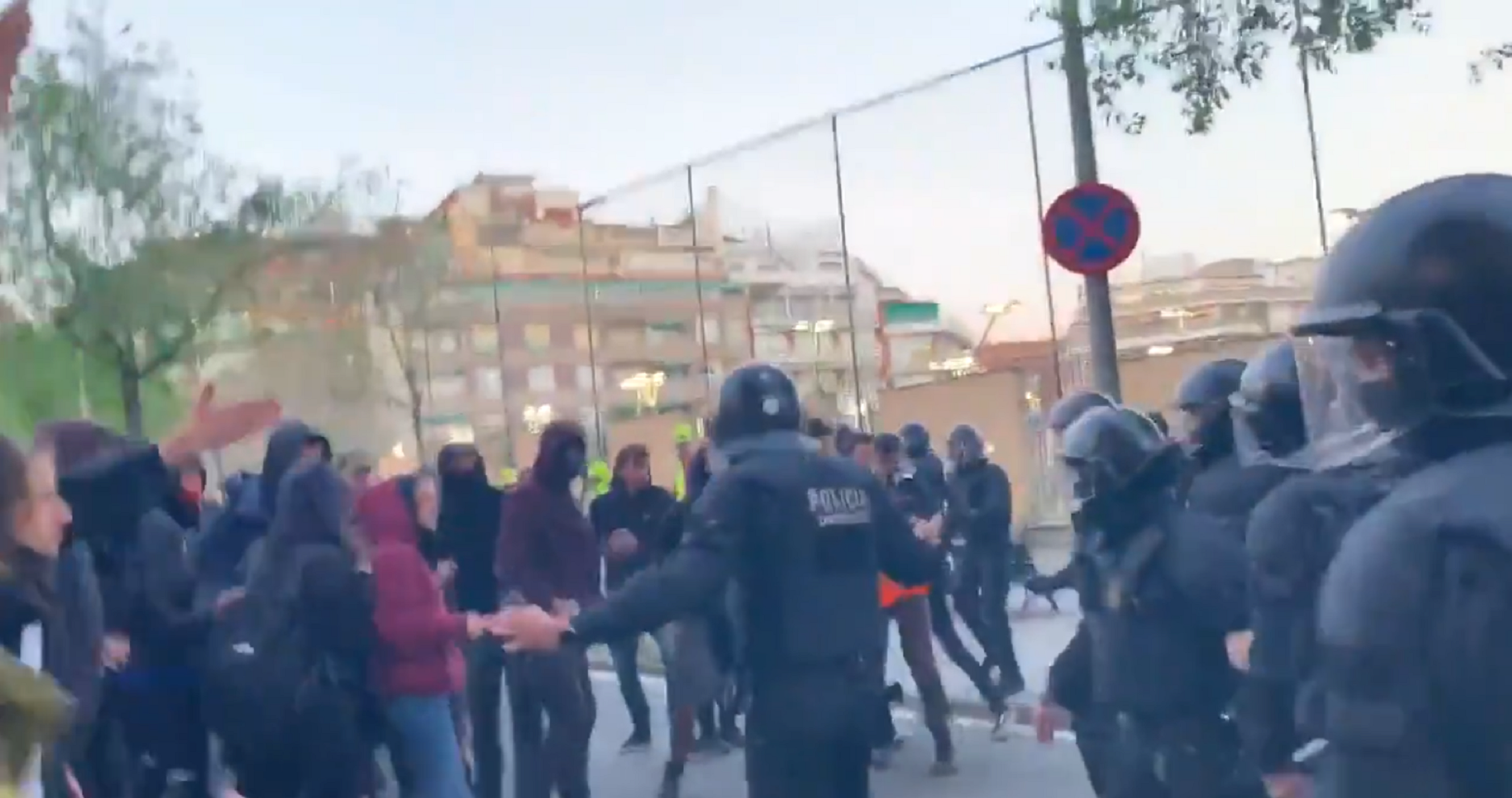 VÍDEO: Tensión entre antifascistas y los Mossos en una protesta contra Vox