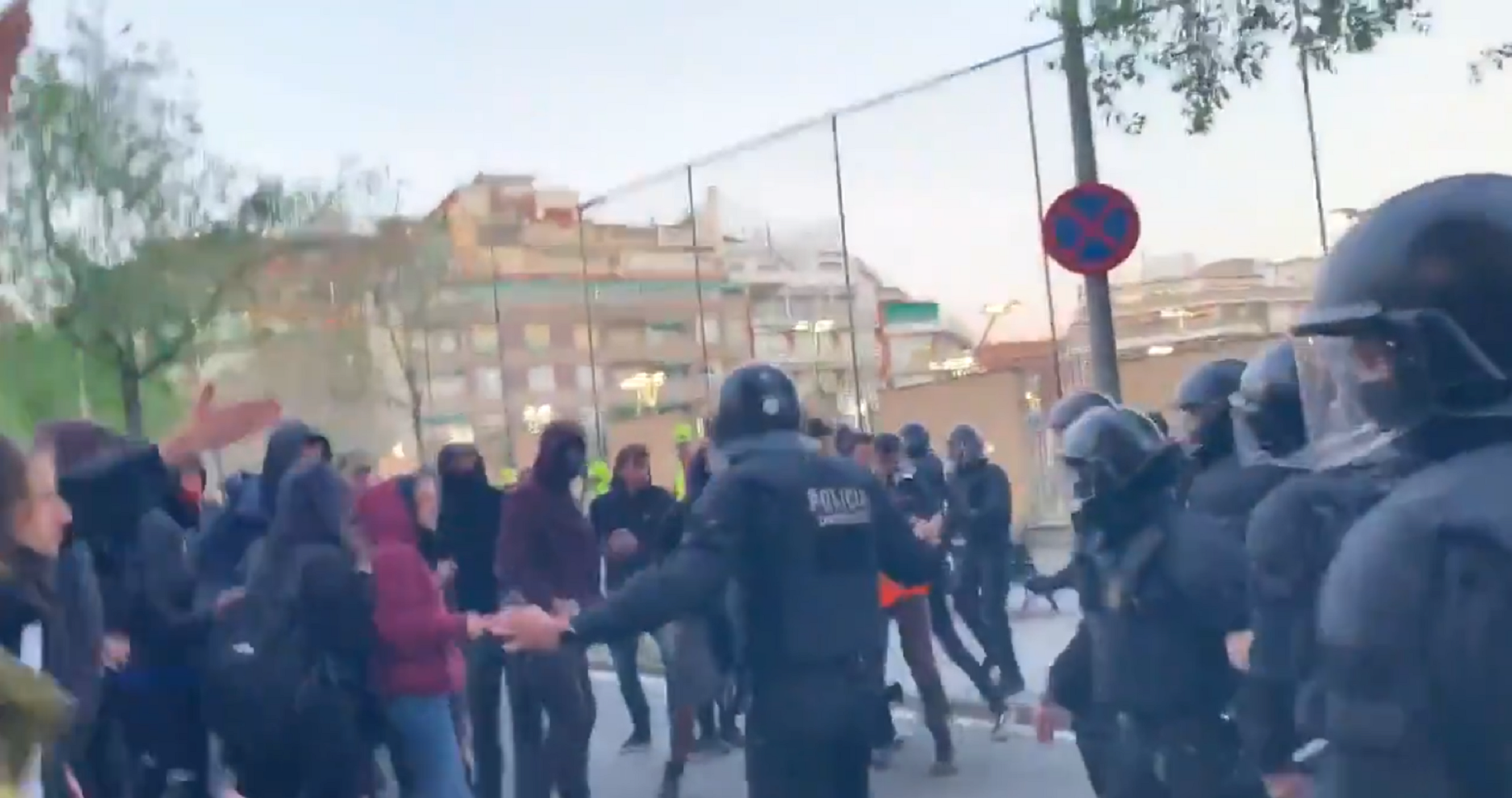 VÍDEO: Tensió entre antifeixistes i els Mossos en una protesta contra Vox