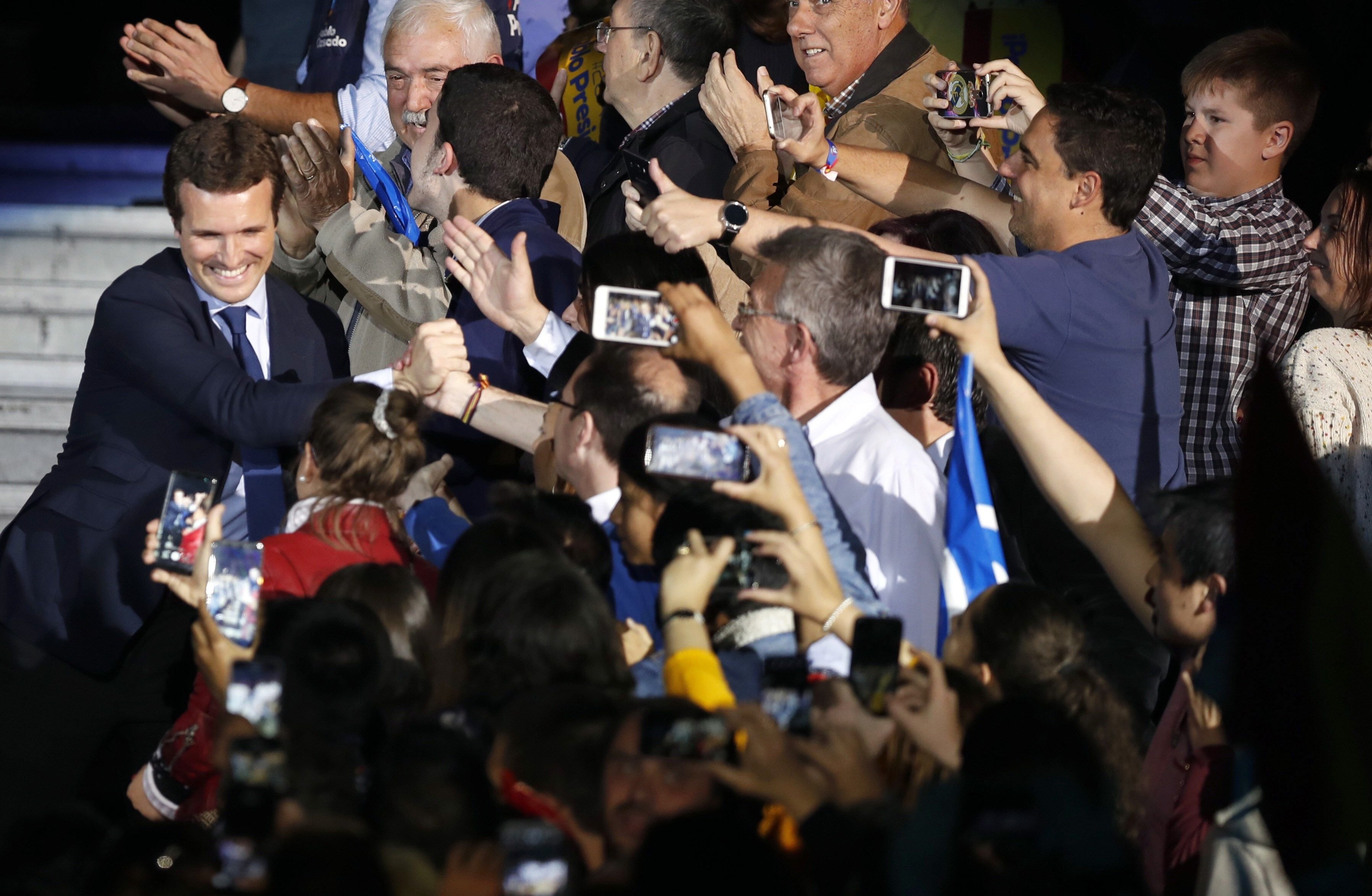 Casado se reivindica como el "centro" después de abrir la puerta a gobernar con Vox